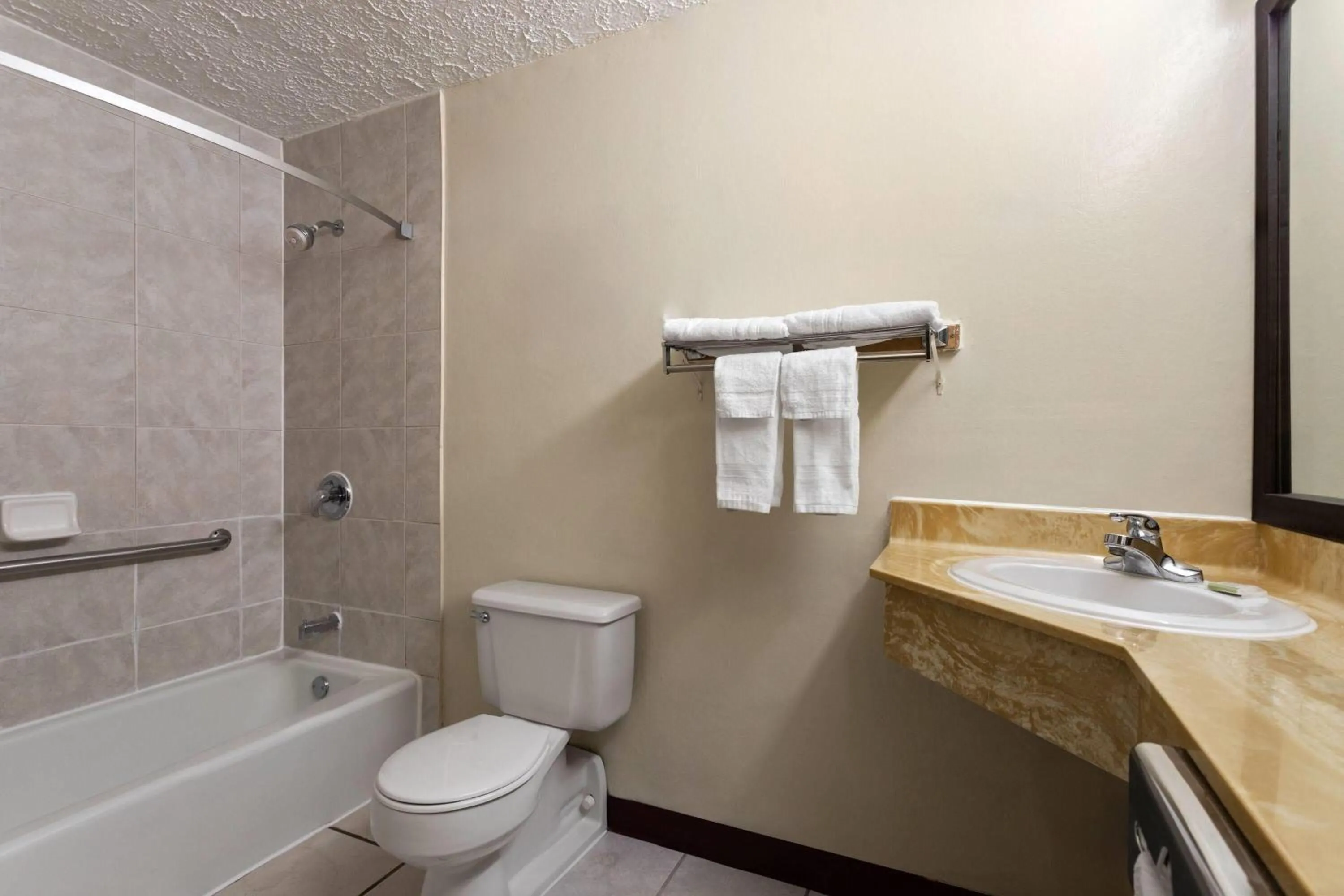 Bathroom in Super 8 by Wyndham Columbus