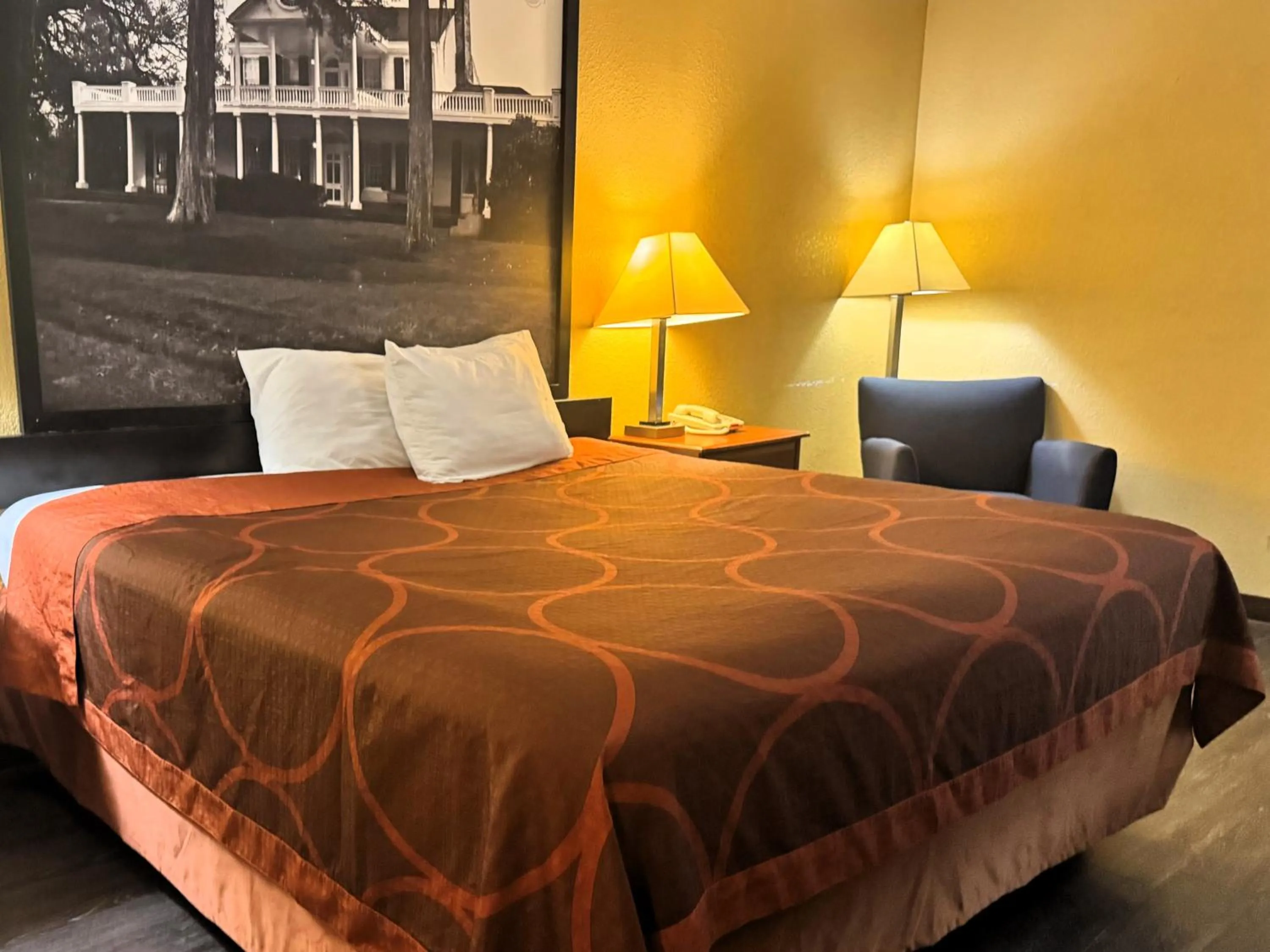 Bedroom, Bed in Super 8 by Wyndham Hattiesburg South