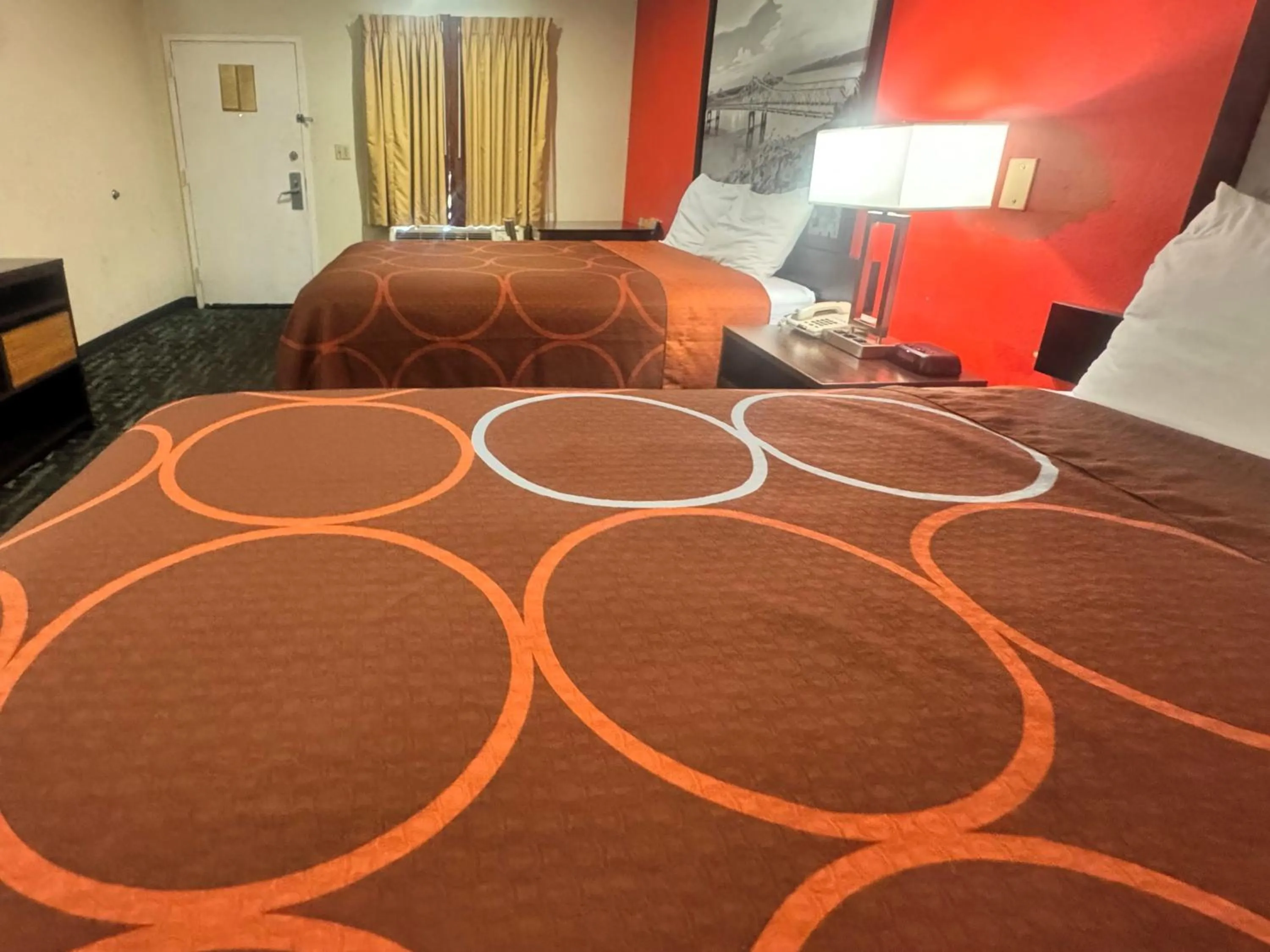 Photo of the whole room, Bed in Super 8 by Wyndham Hattiesburg South