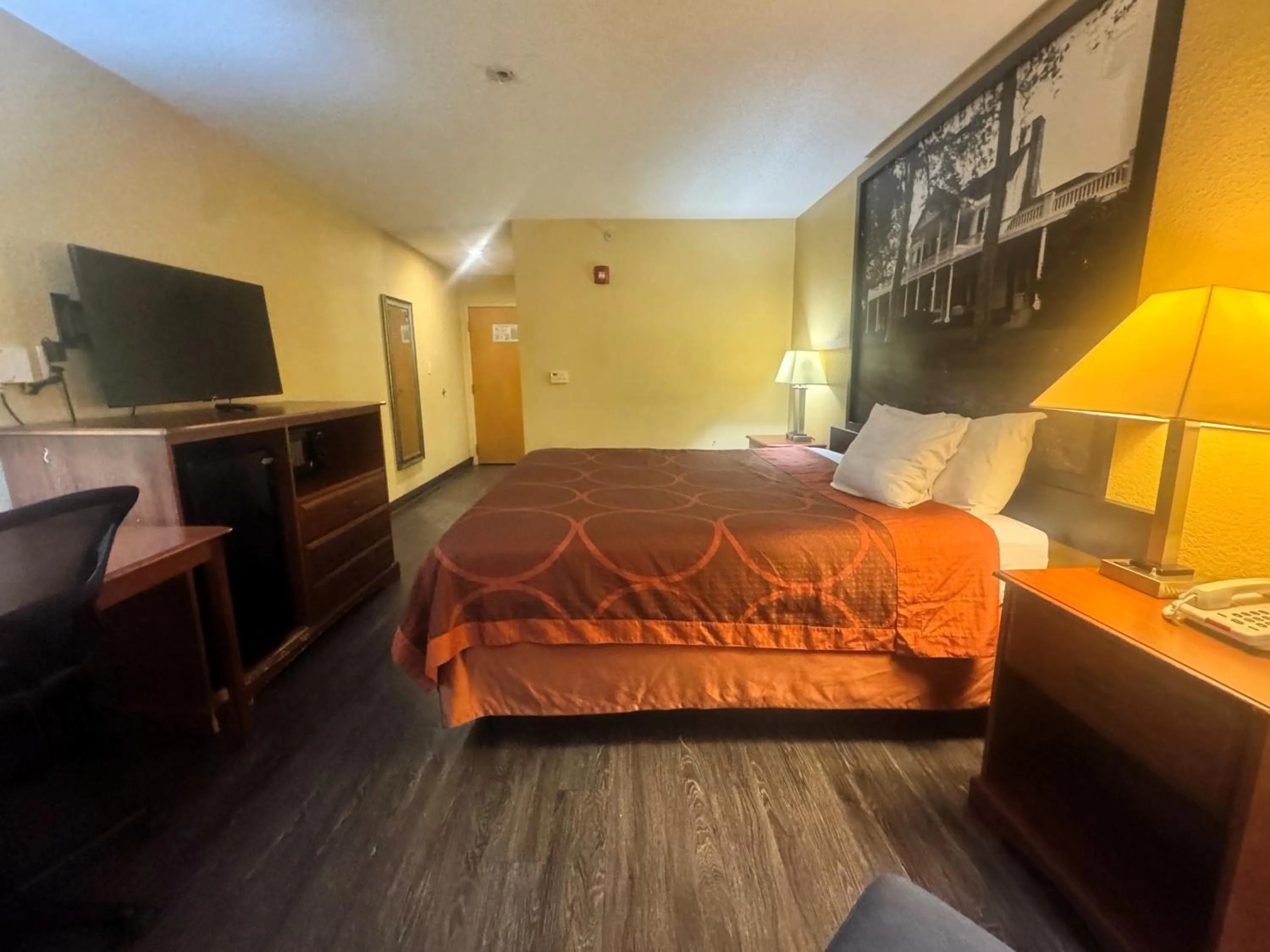 Photo of the whole room, Bed in Super 8 by Wyndham Hattiesburg South