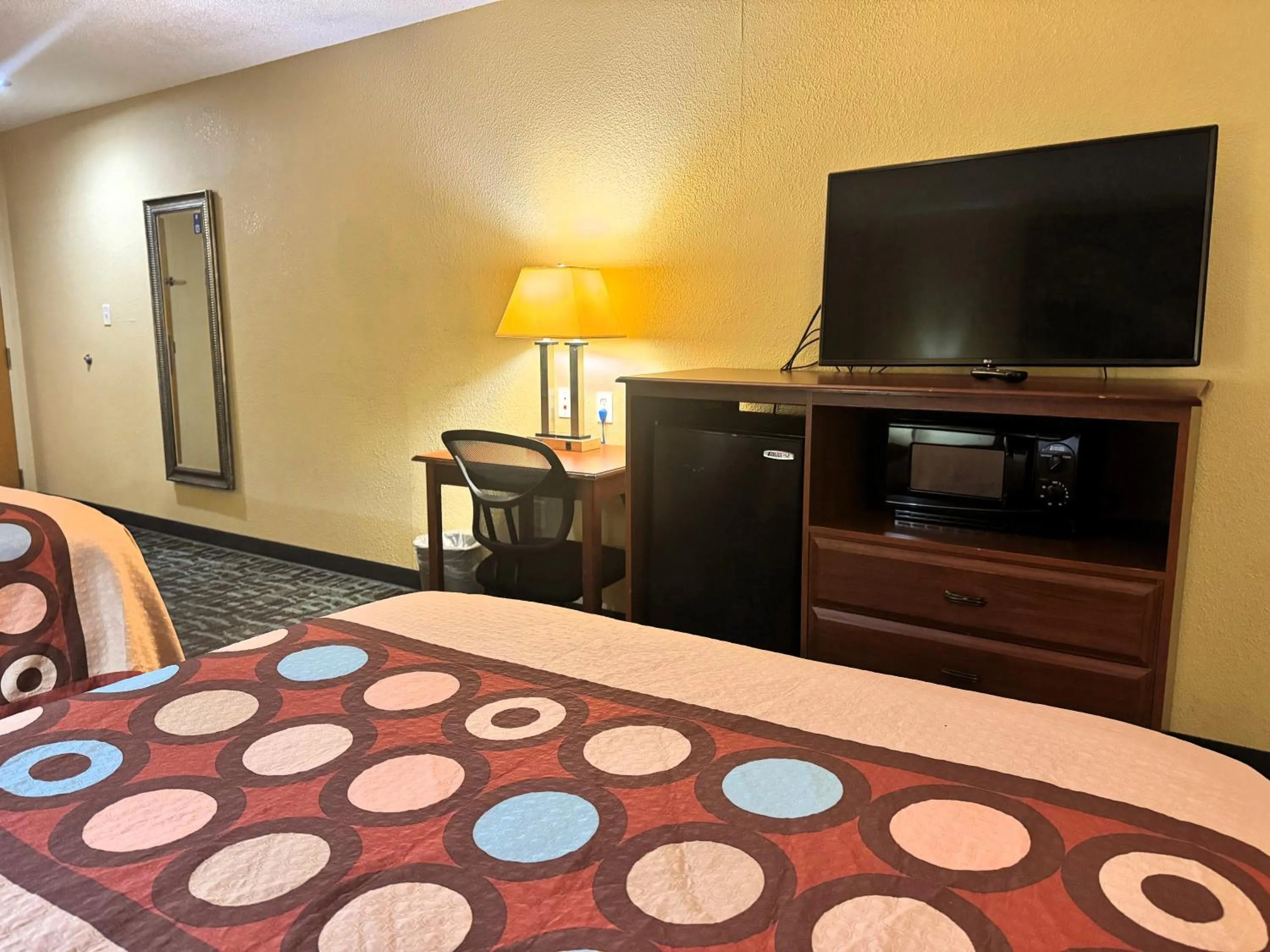 TV and multimedia, Bed in Super 8 by Wyndham Hattiesburg South