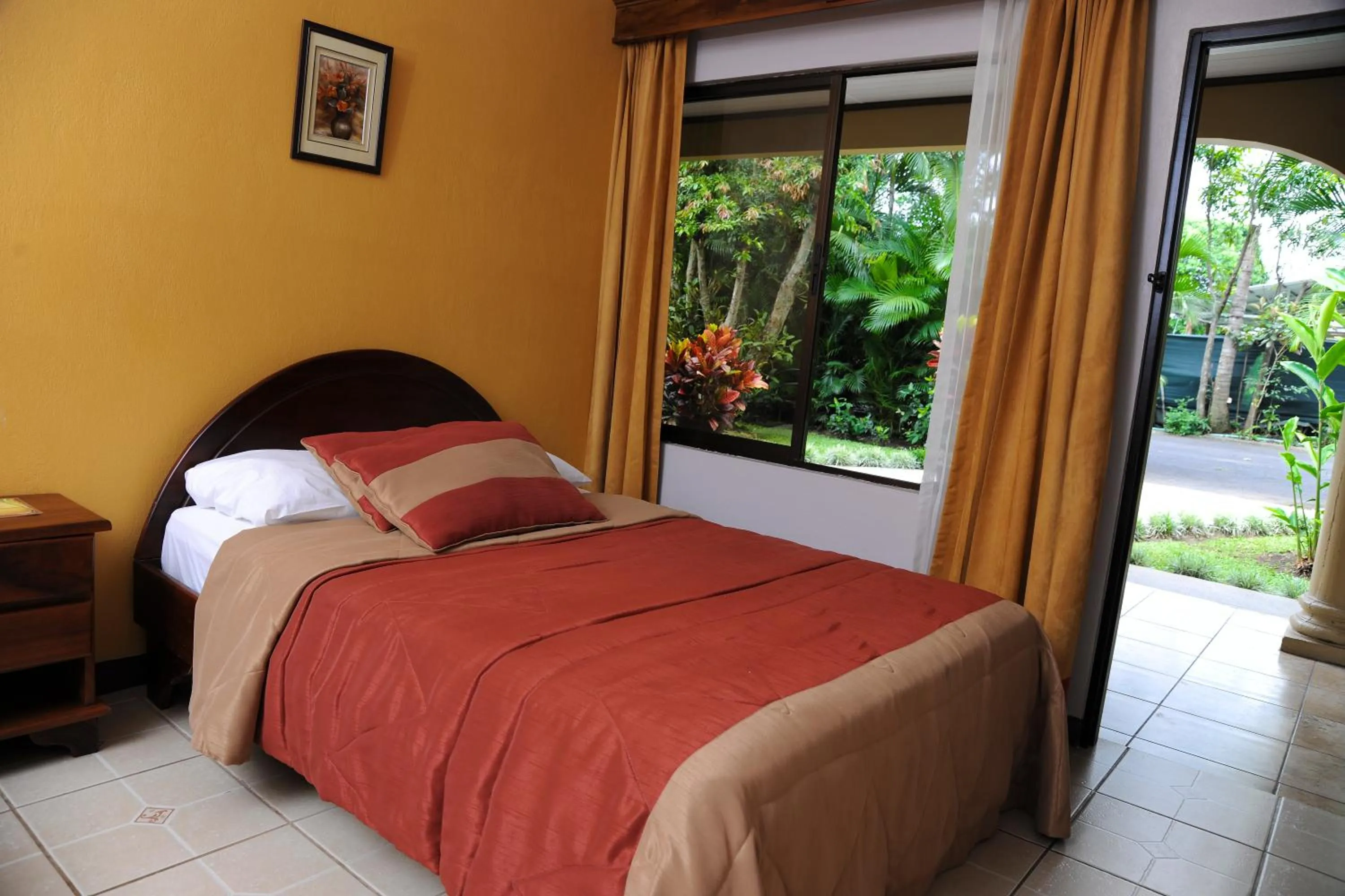 Patio, Bed in Hotel Robledal