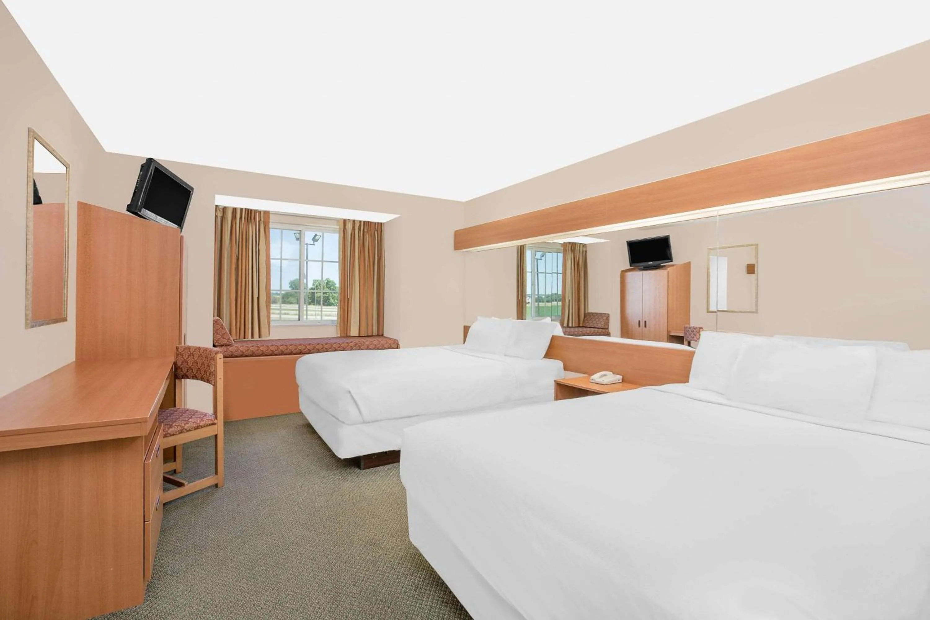 Photo of the whole room, Bed in Microtel Inn & Suites by Wyndham Colfax