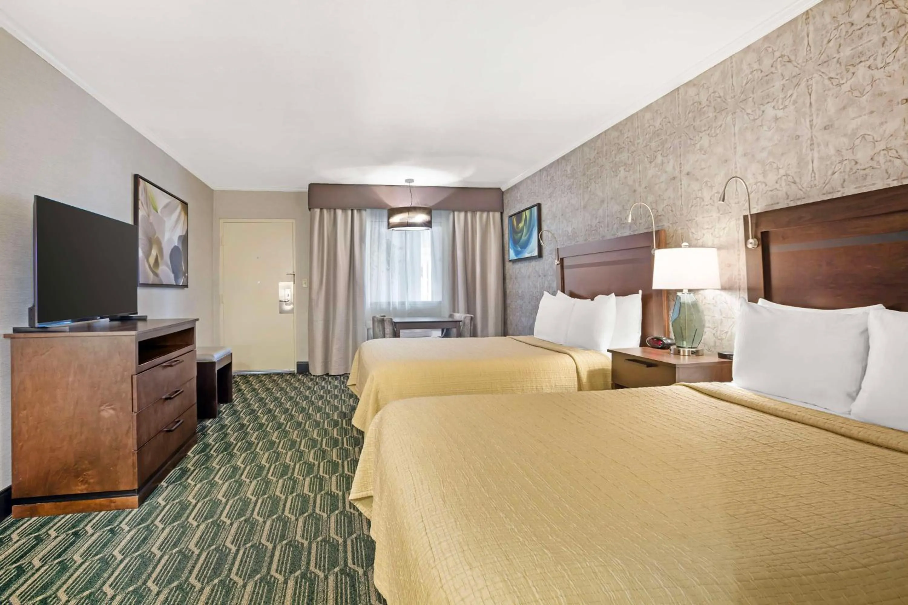 Bedroom, Bed in Best Western Plus Black Oak