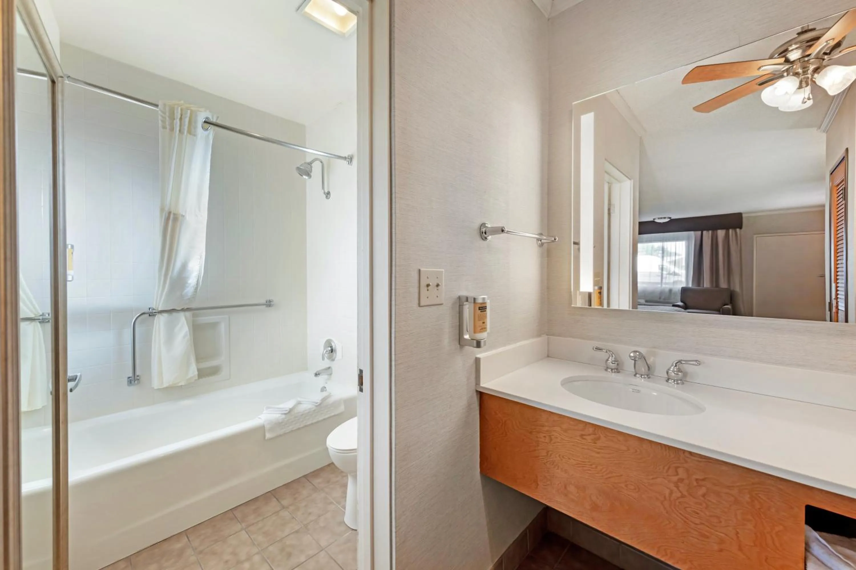 Shower in Best Western Plus Black Oak