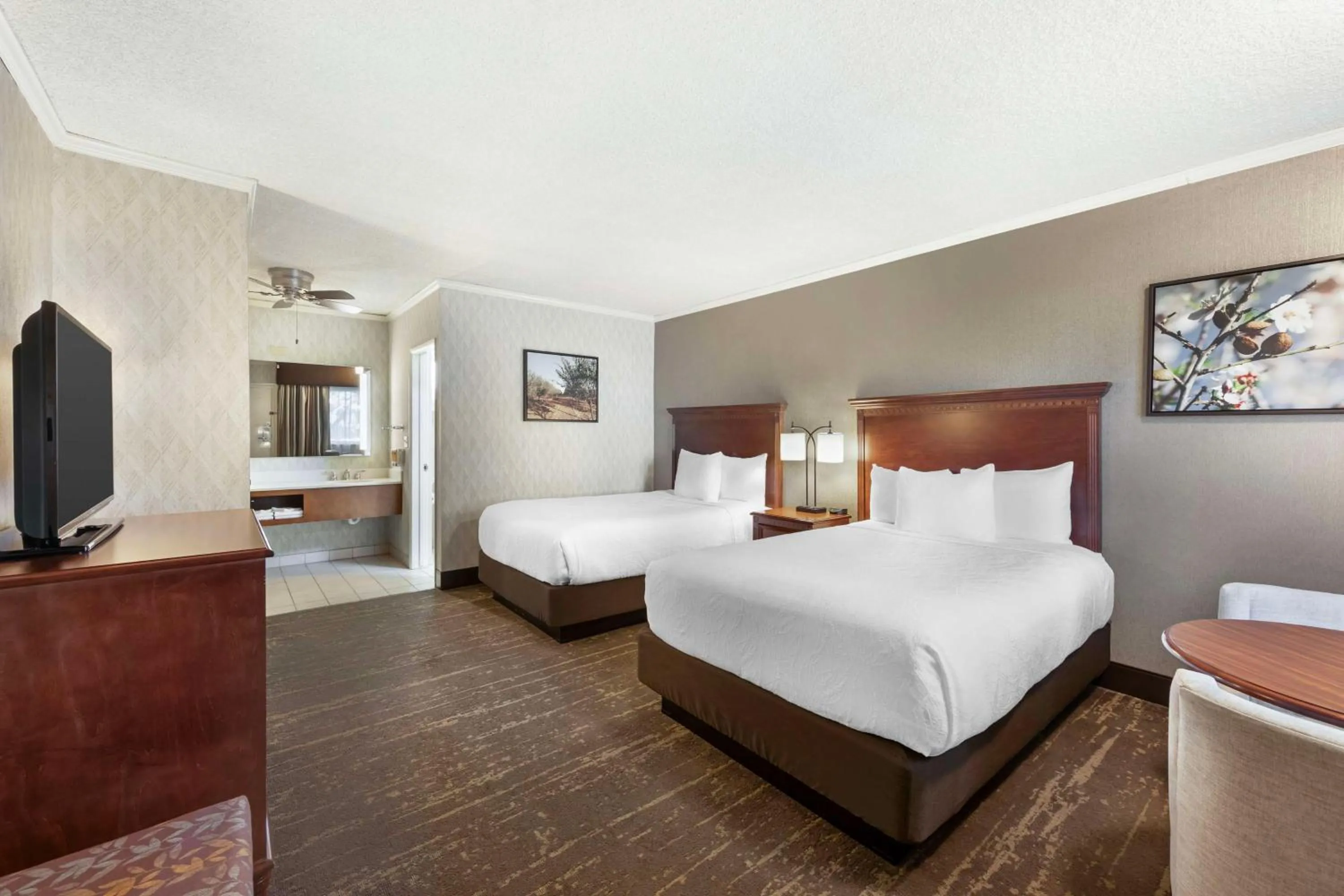 Bedroom, Bed in Best Western Plus Black Oak