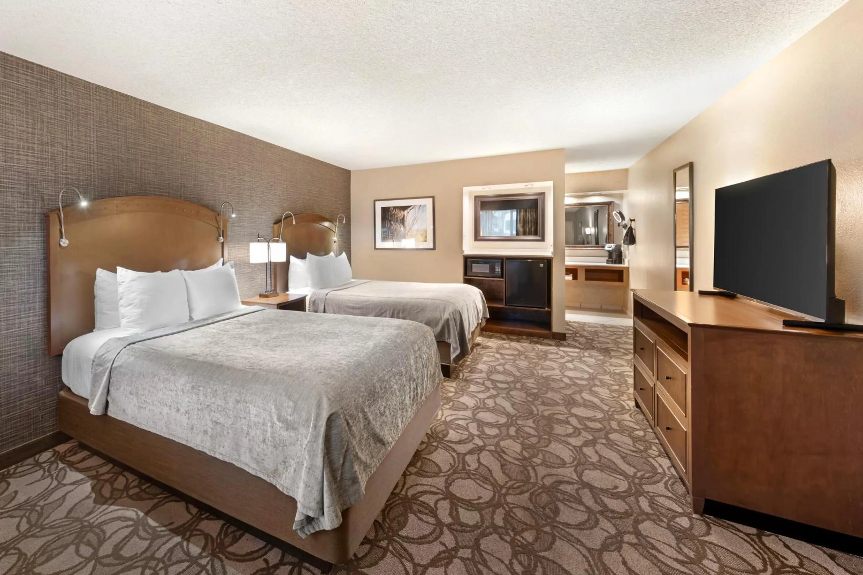 Bed in Best Western Plus Black Oak