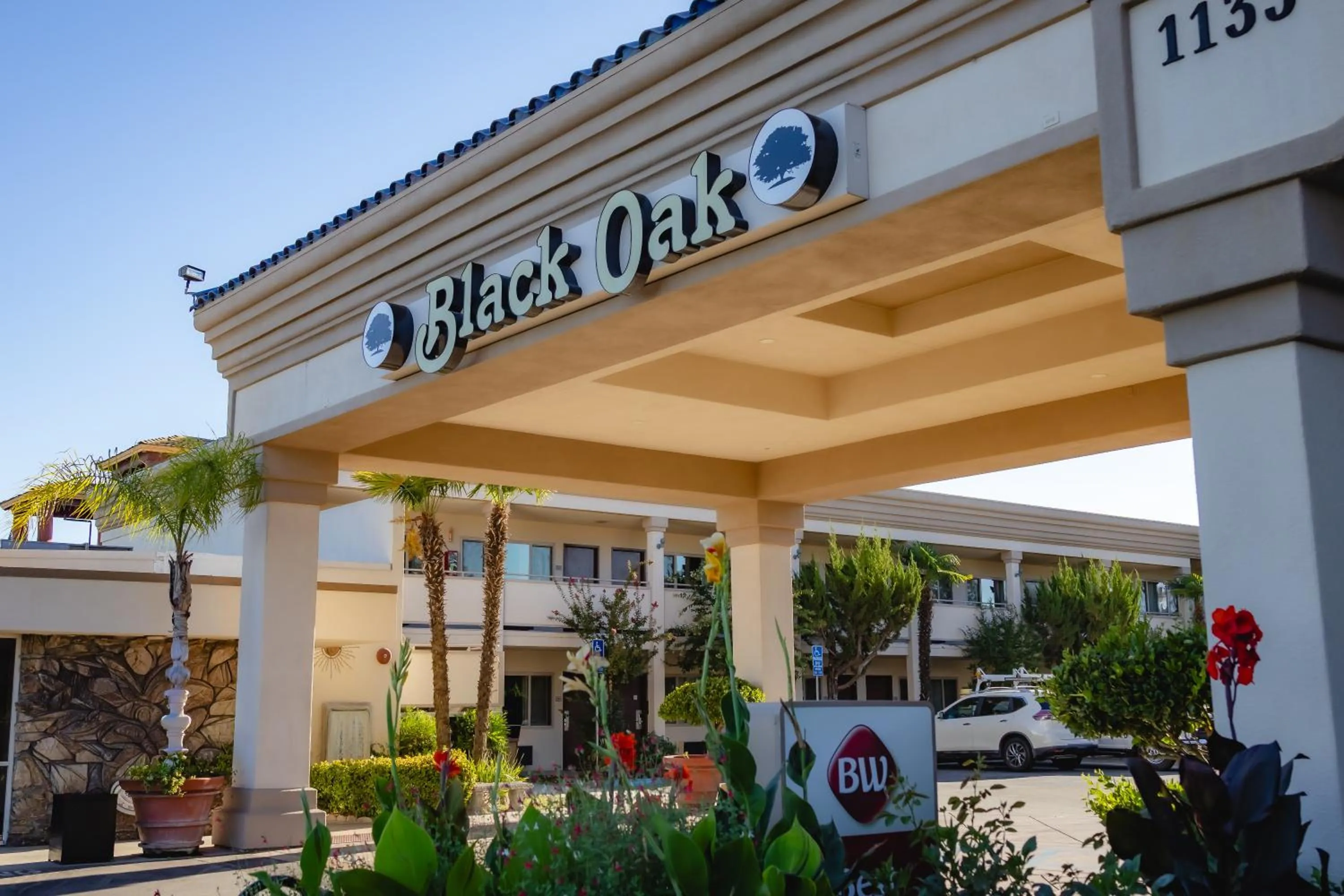 Property building in Best Western Plus Black Oak