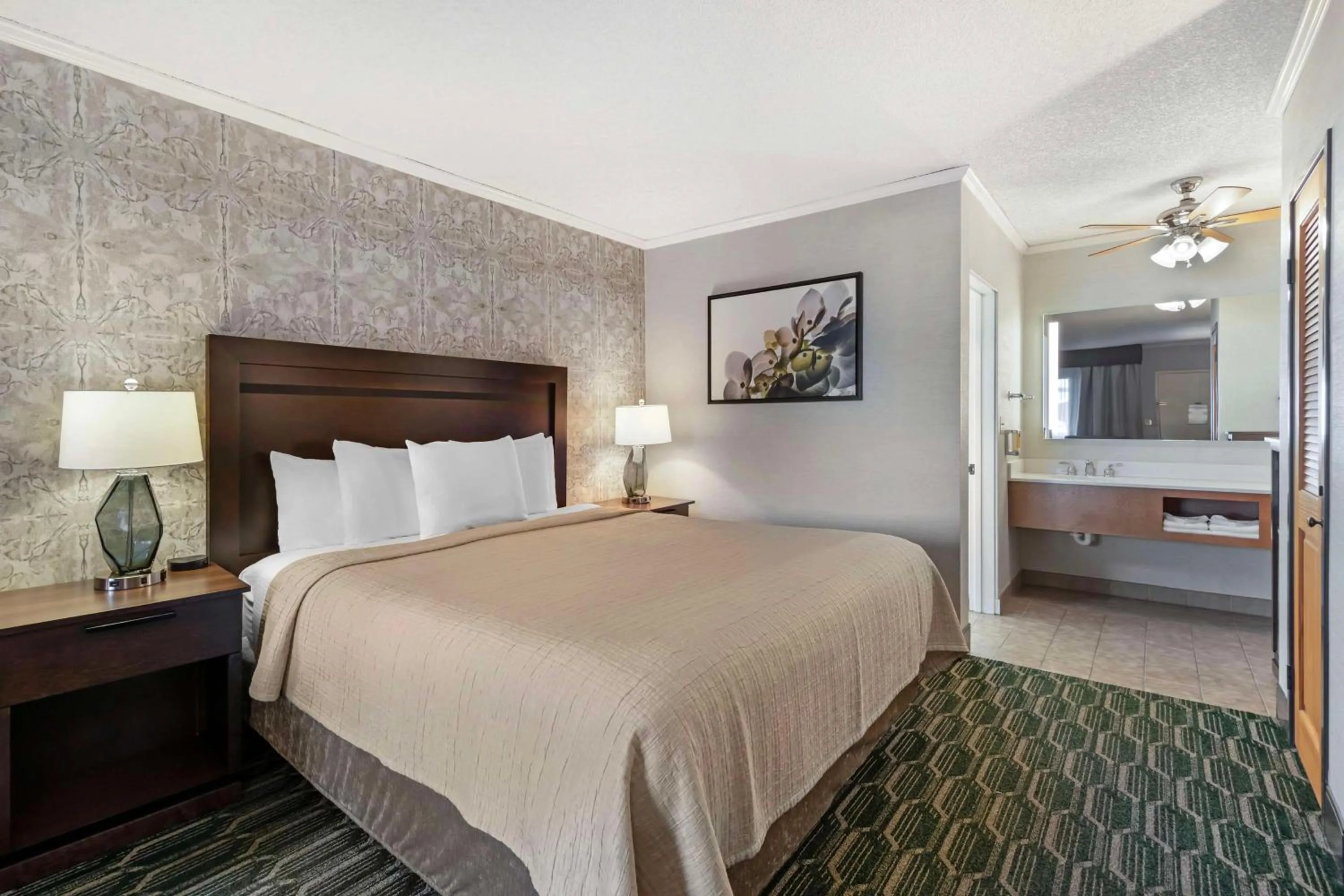 Bedroom, Bed in Best Western Plus Black Oak