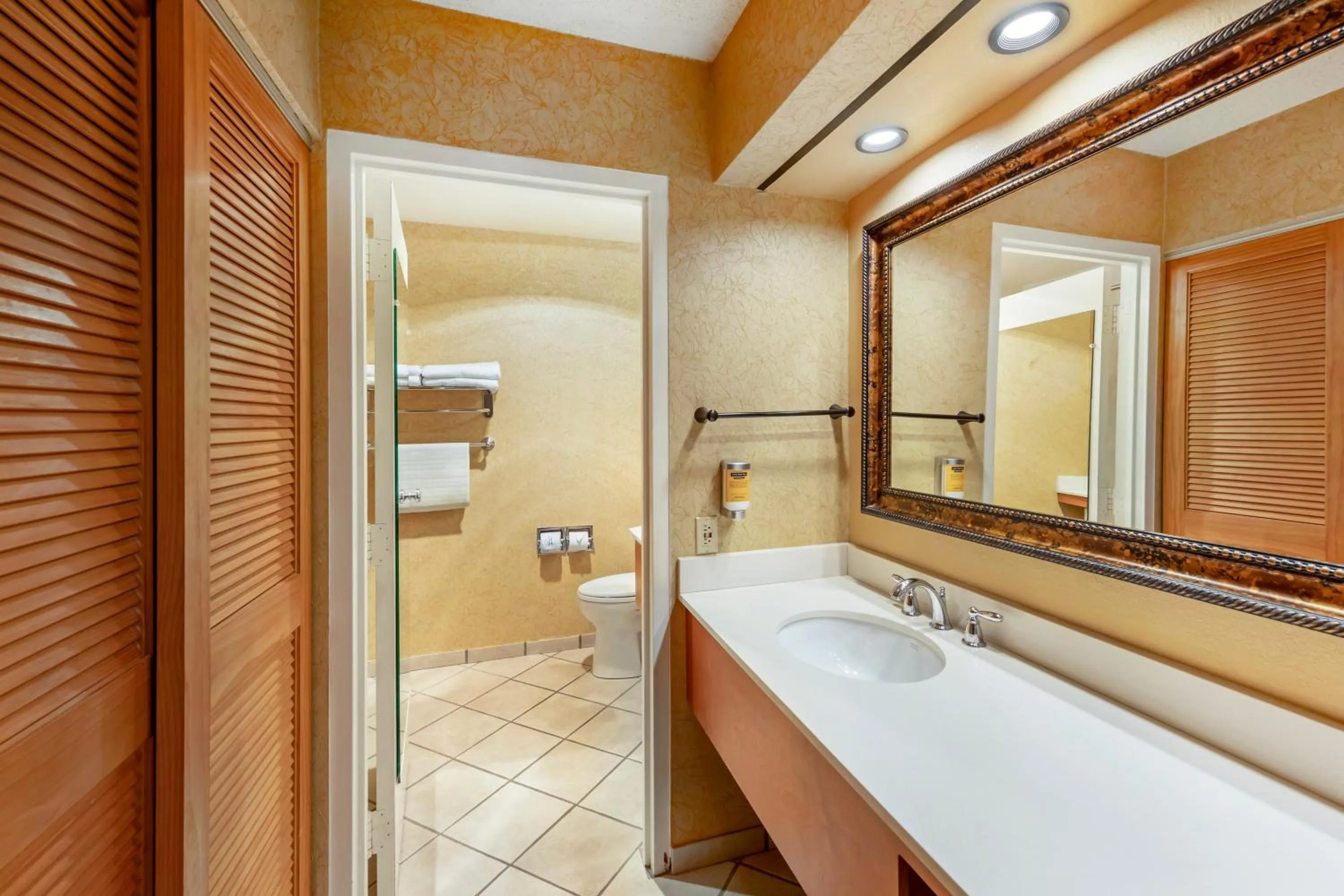 Bathroom, Bed in Best Western Plus Black Oak