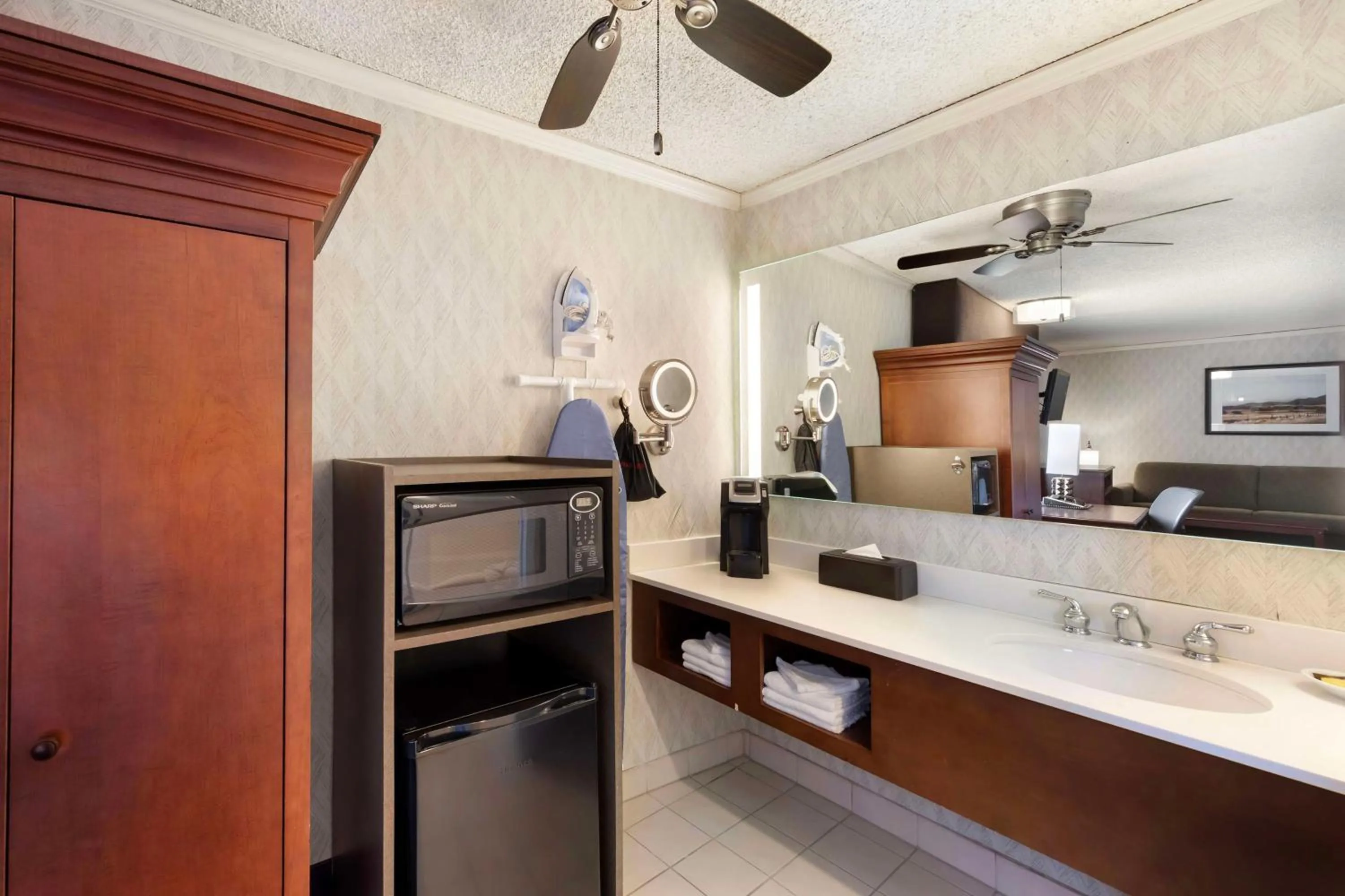 Bedroom in Best Western Plus Black Oak