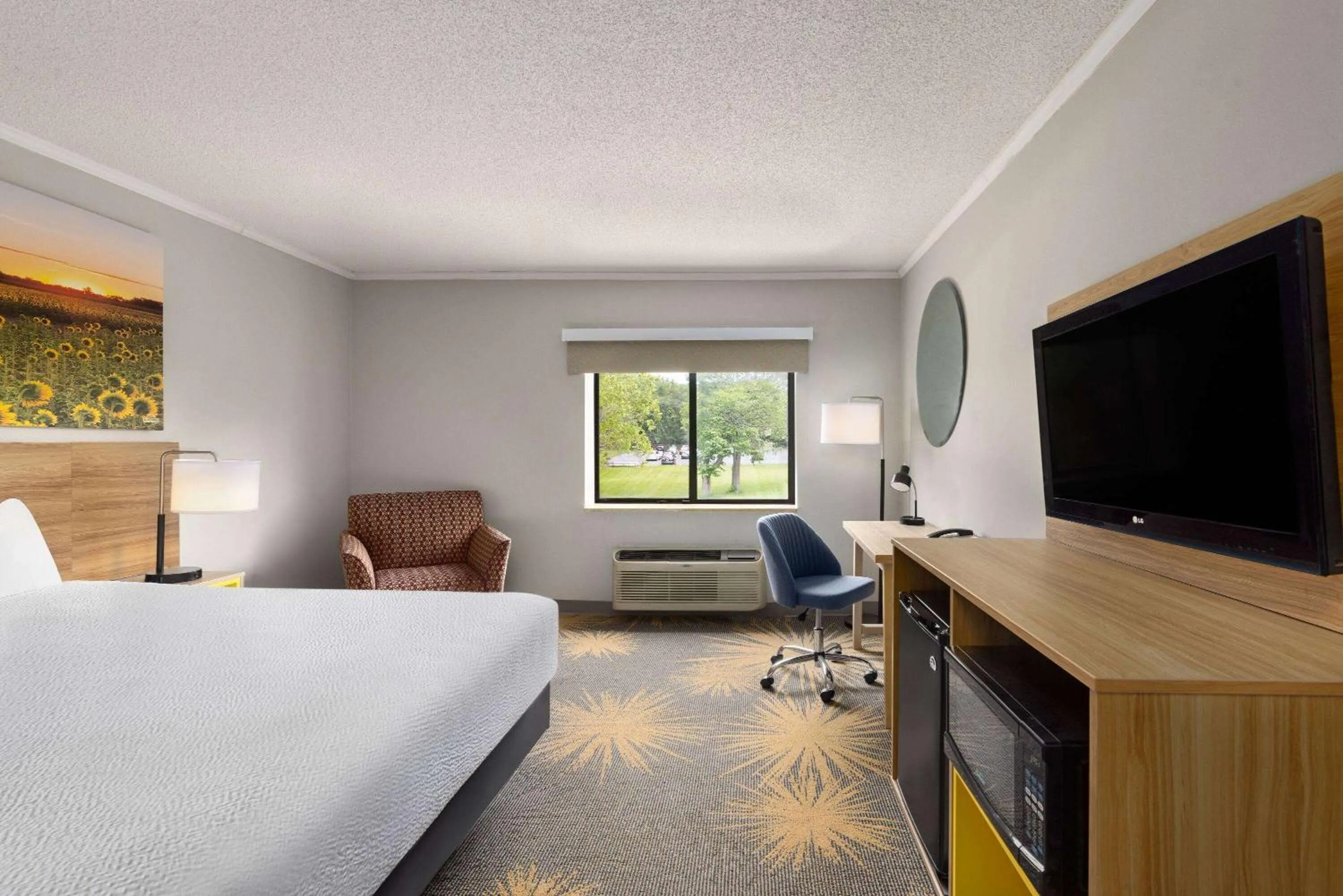 Photo of the whole room, Bed in Days Inn & Suites by Wyndham Kansas City - CHIEFS Stadium