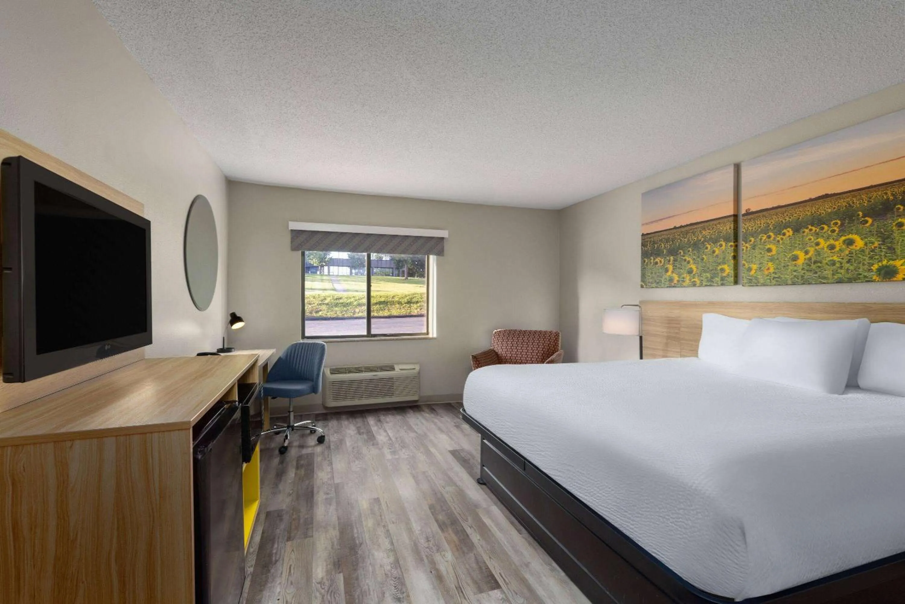 Photo of the whole room, Bed in Days Inn & Suites by Wyndham Kansas City - CHIEFS Stadium