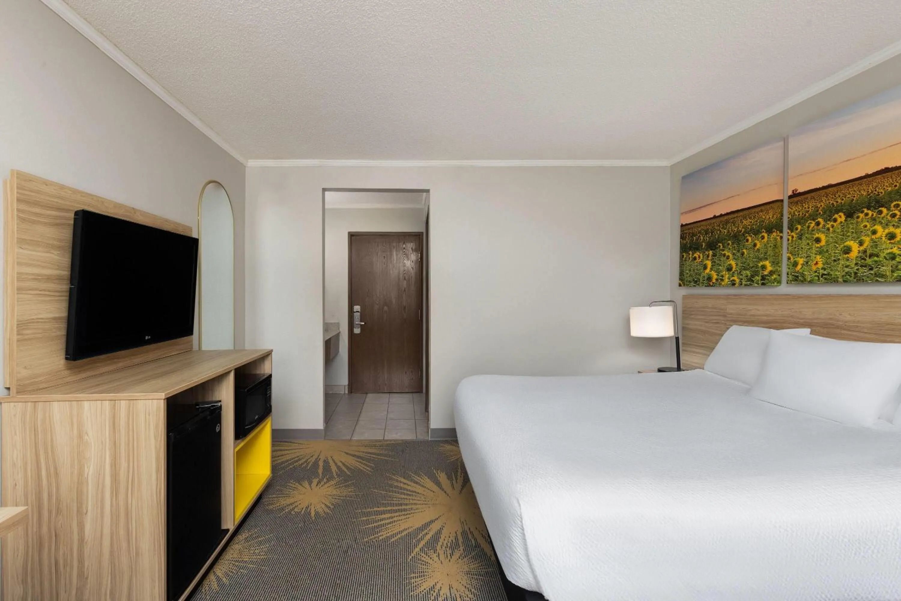 Photo of the whole room, Bed in Days Inn & Suites by Wyndham Kansas City - CHIEFS Stadium