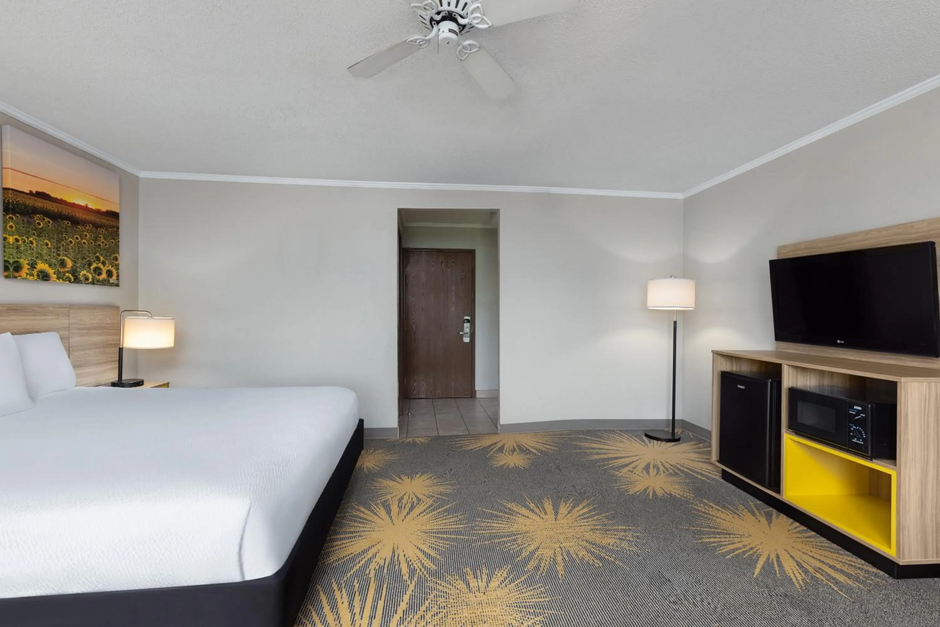 Bed in Days Inn & Suites by Wyndham Kansas City - CHIEFS Stadium