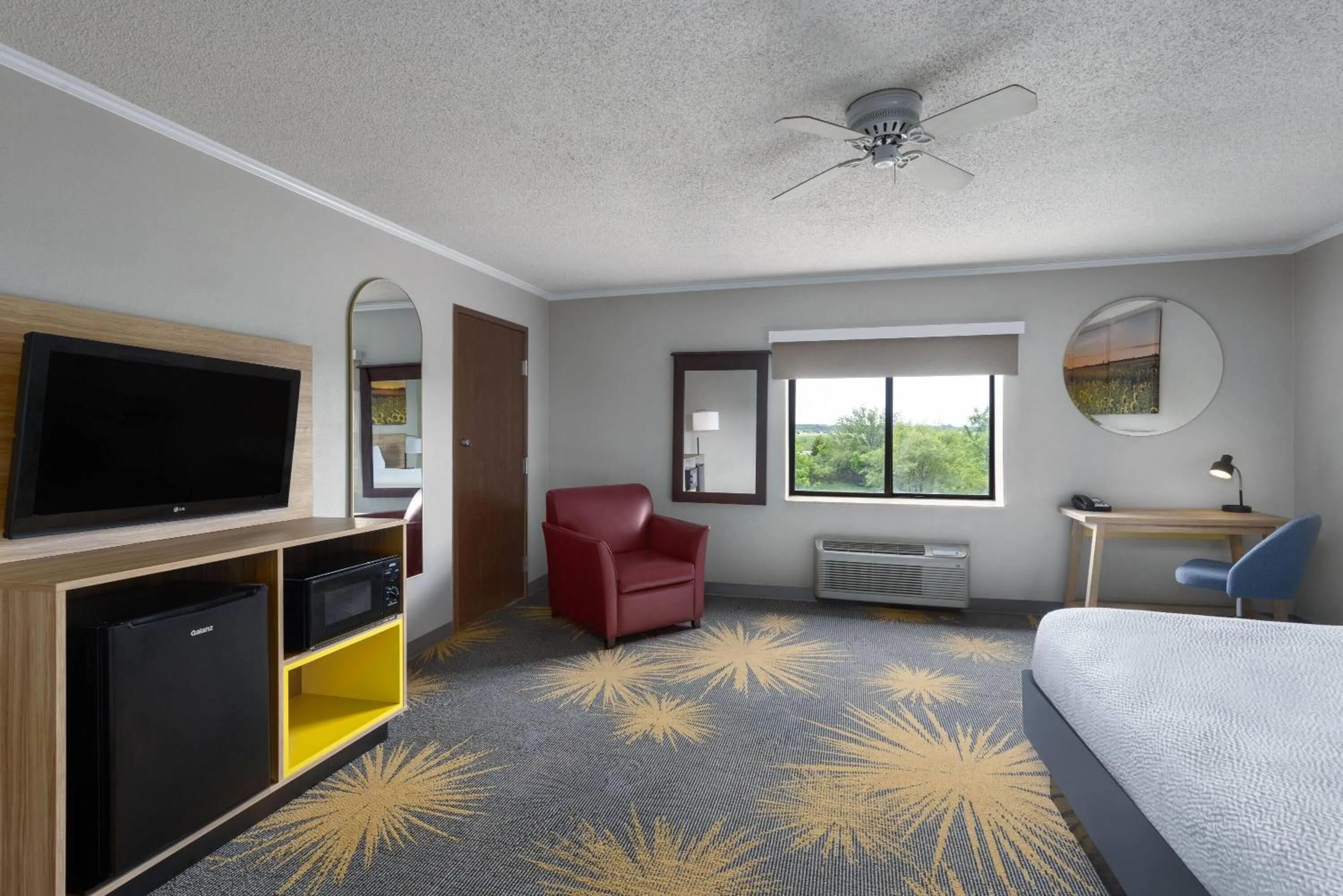 Photo of the whole room, Bed in Days Inn & Suites by Wyndham Kansas City - CHIEFS Stadium