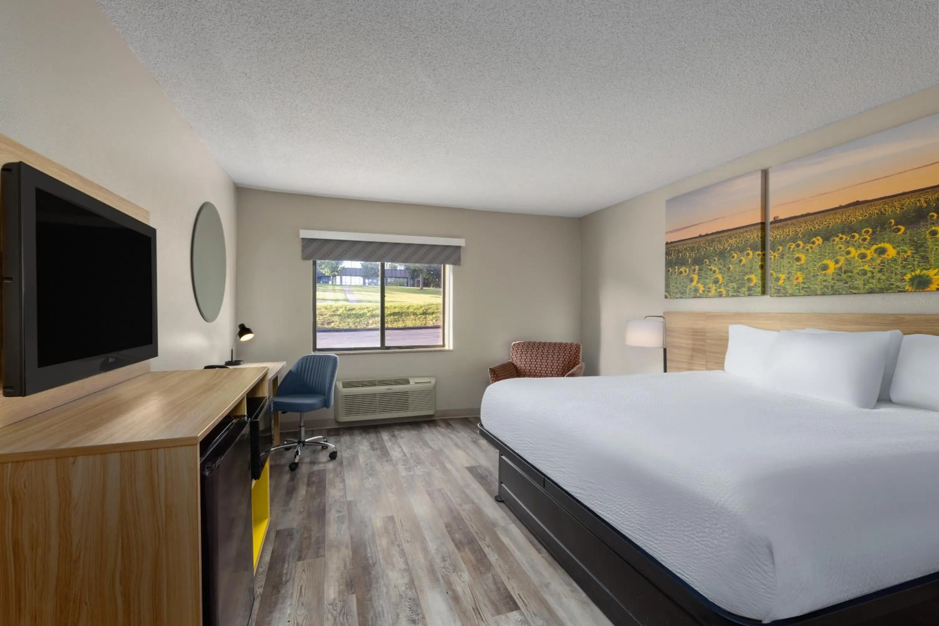 Bed in Days Inn & Suites by Wyndham Kansas City - CHIEFS Stadium