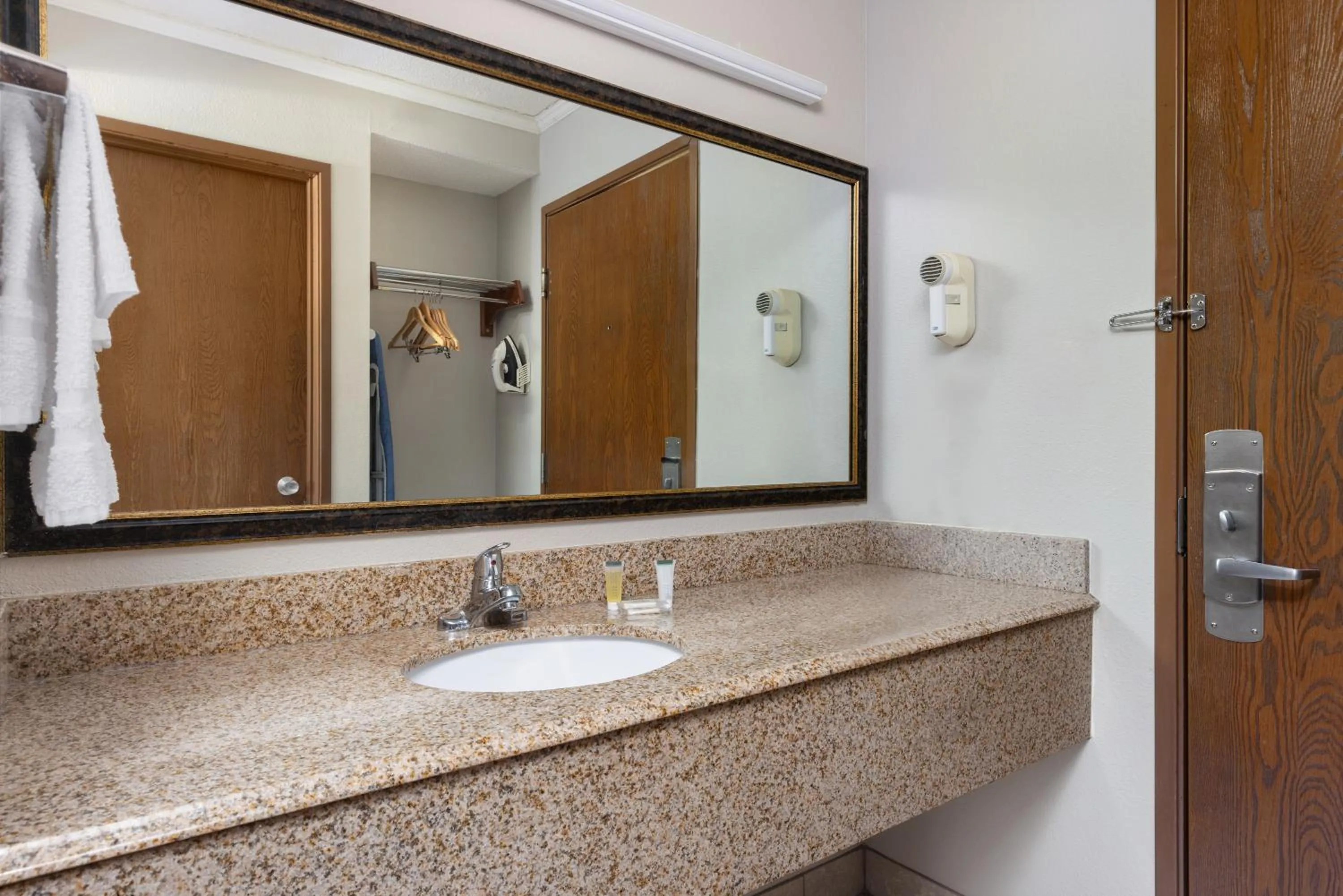 Days Inn & Suites by Wyndham Kansas City - CHIEFS Stadium