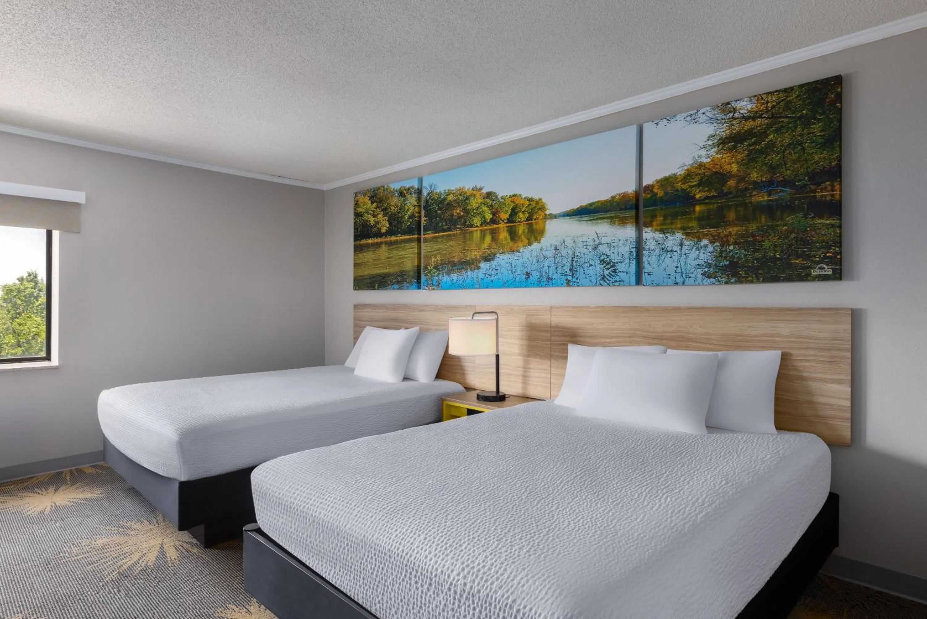 Bed in Days Inn & Suites by Wyndham Kansas City - CHIEFS Stadium