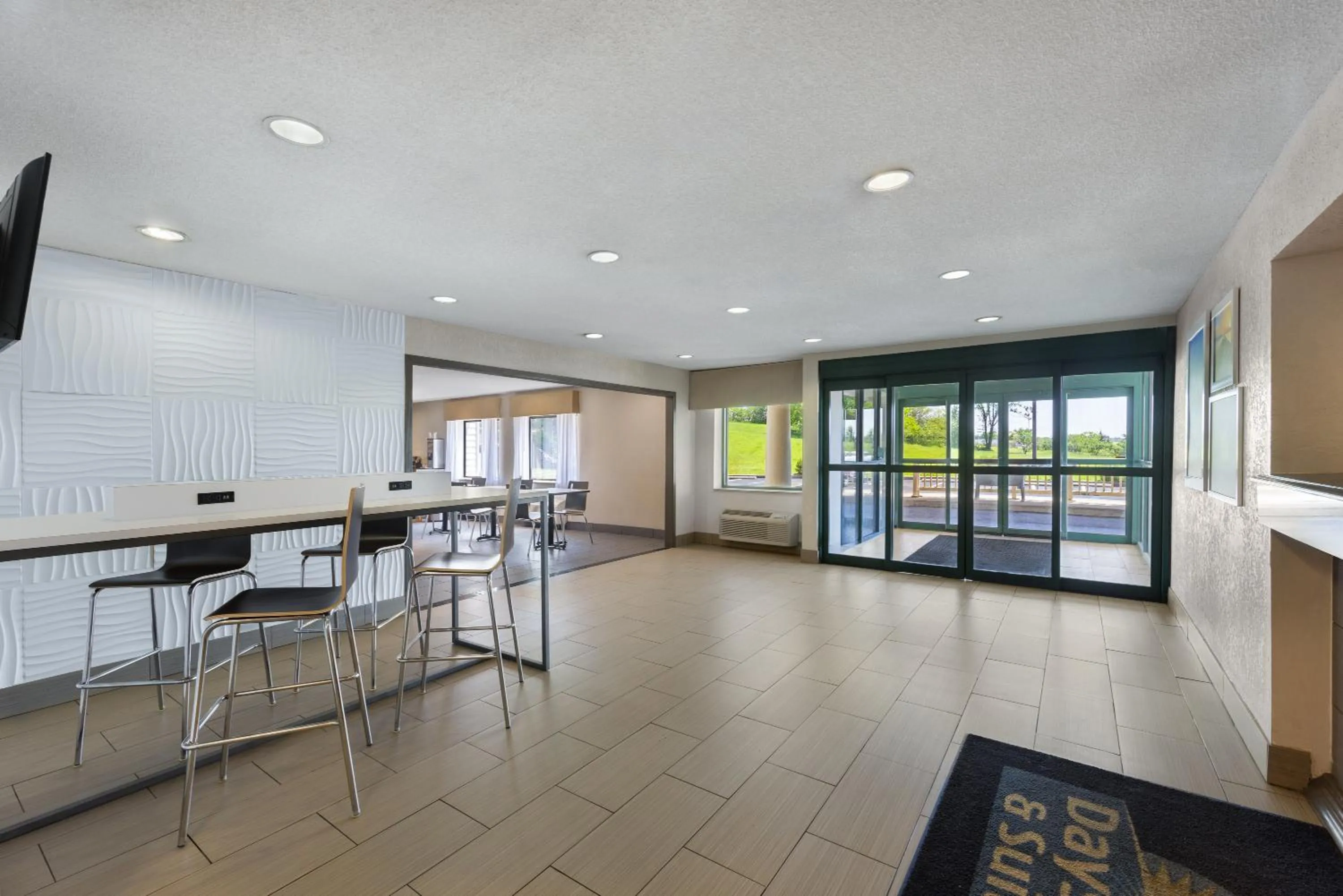 Lobby or reception in Days Inn & Suites by Wyndham Kansas City - CHIEFS Stadium