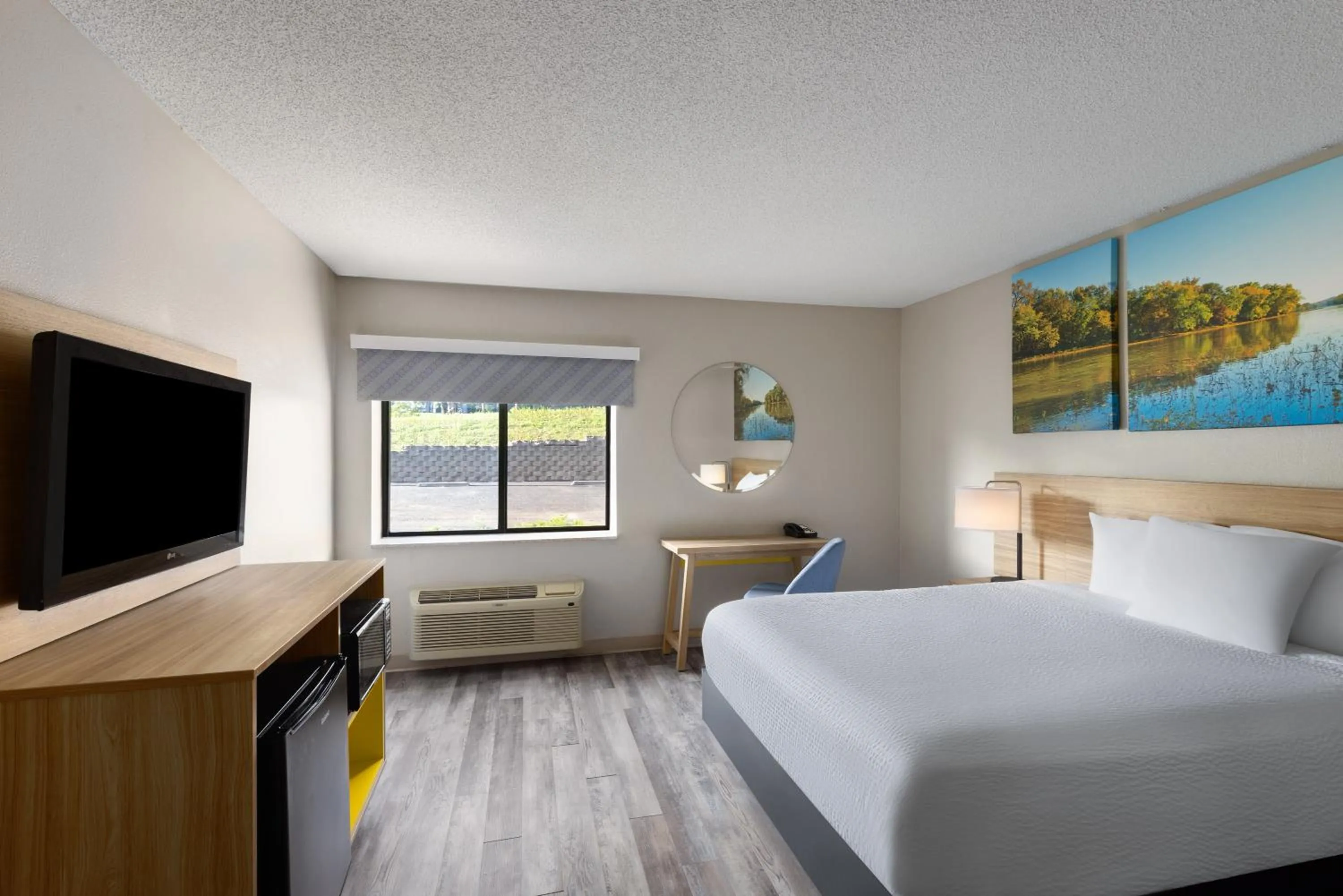 Bed in Days Inn & Suites by Wyndham Kansas City - CHIEFS Stadium