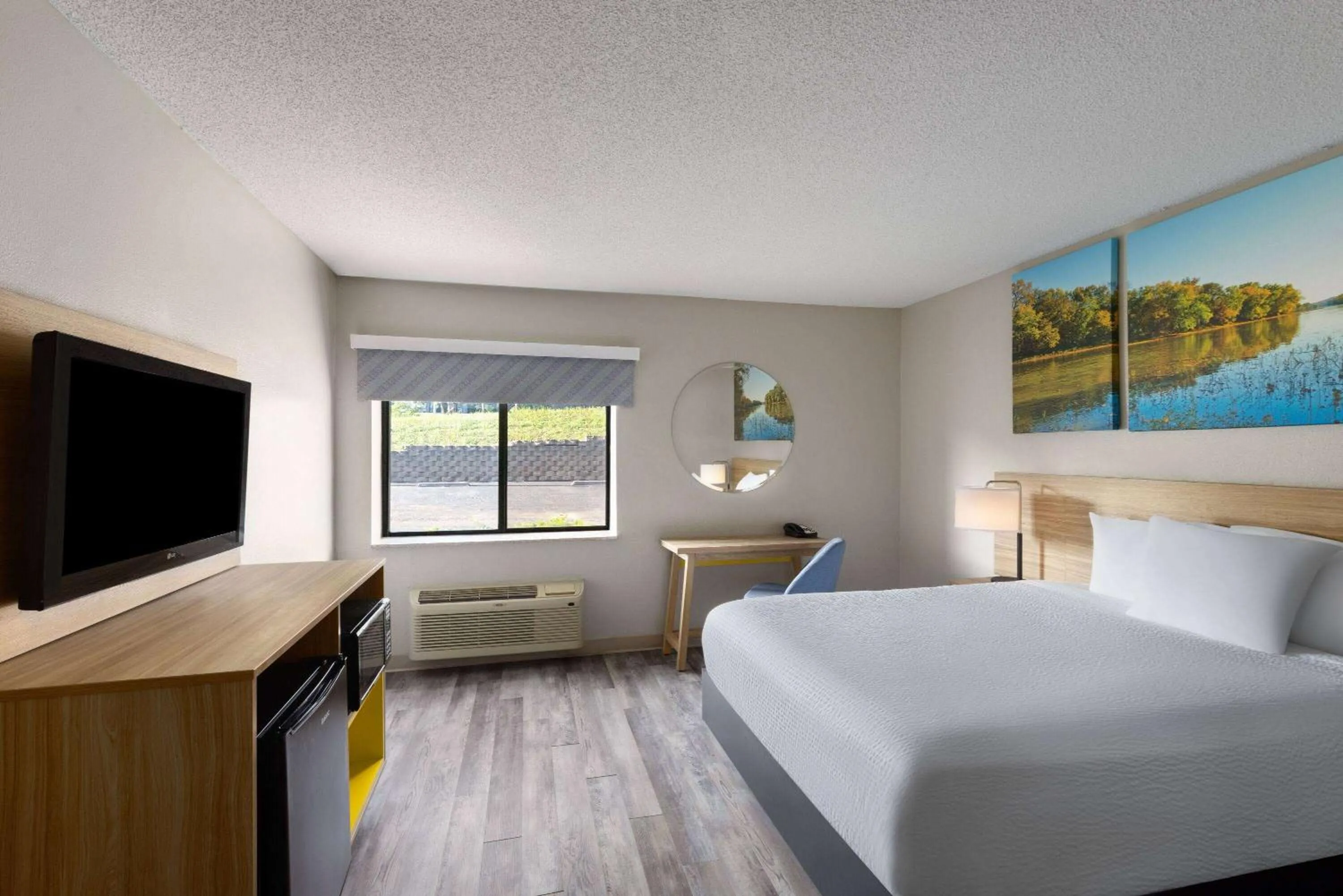 Photo of the whole room, Bed in Days Inn & Suites by Wyndham Kansas City - CHIEFS Stadium