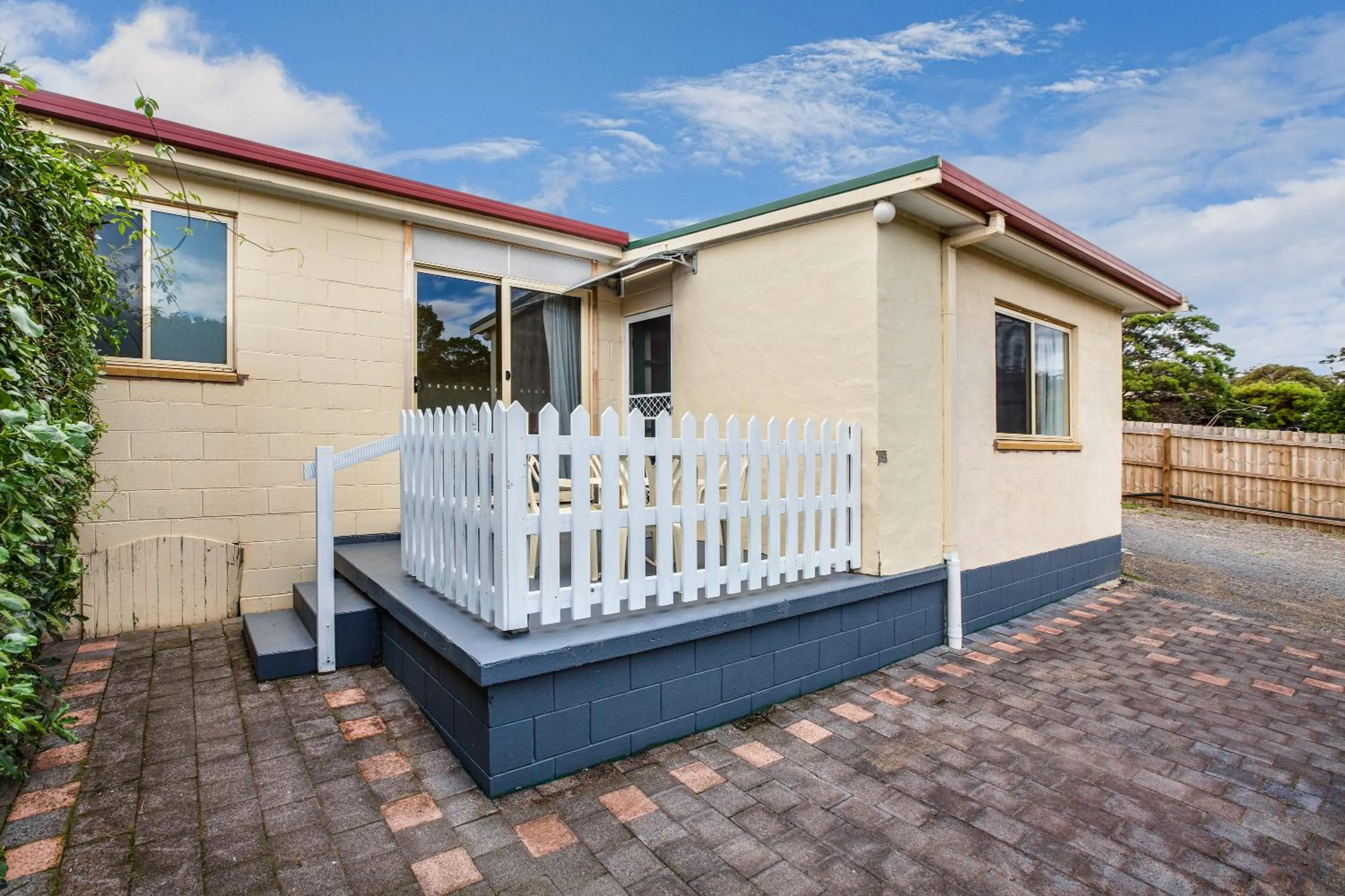 Patio in Wintersun Gardens Motel