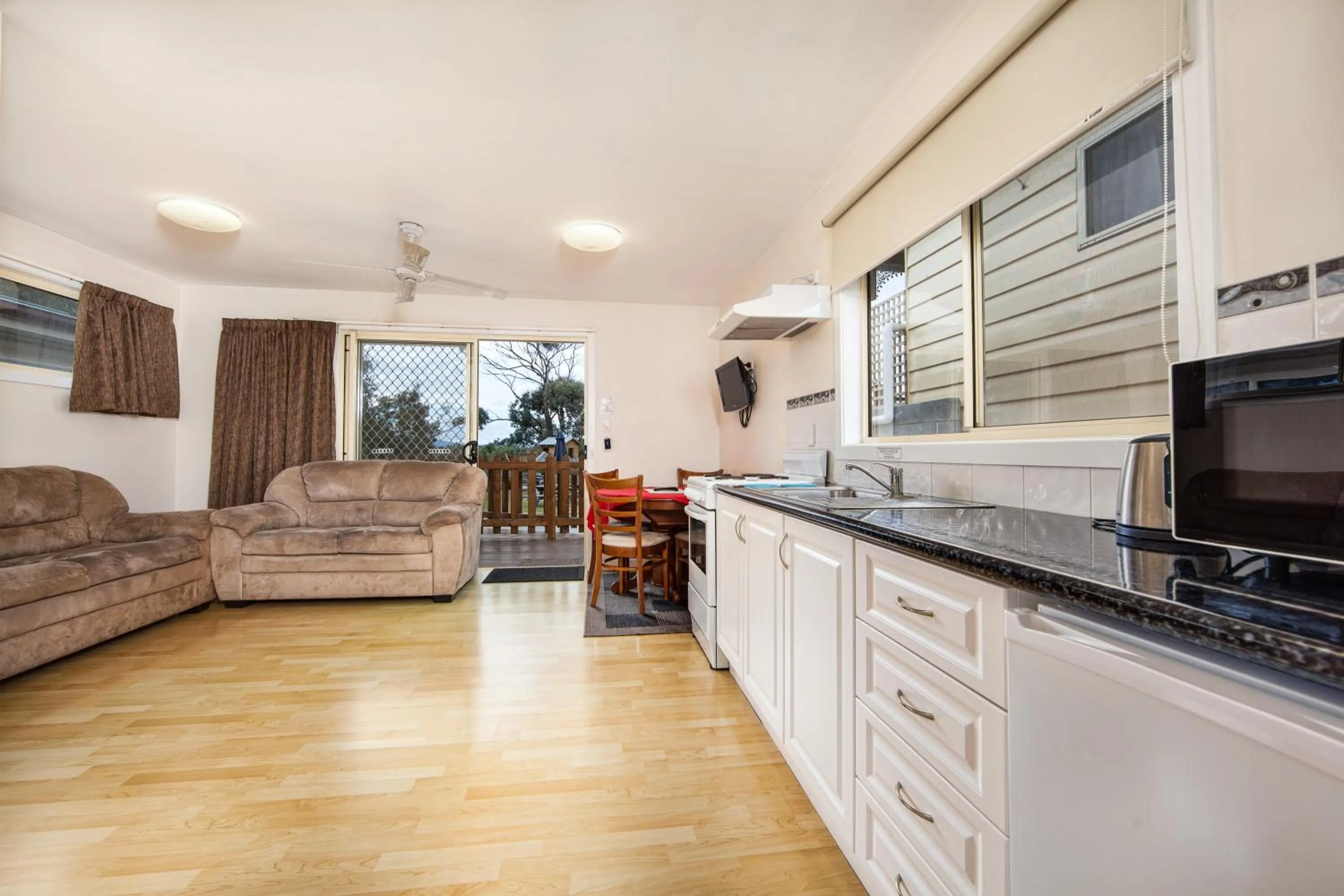 Kitchen or kitchenette in Wintersun Gardens Motel