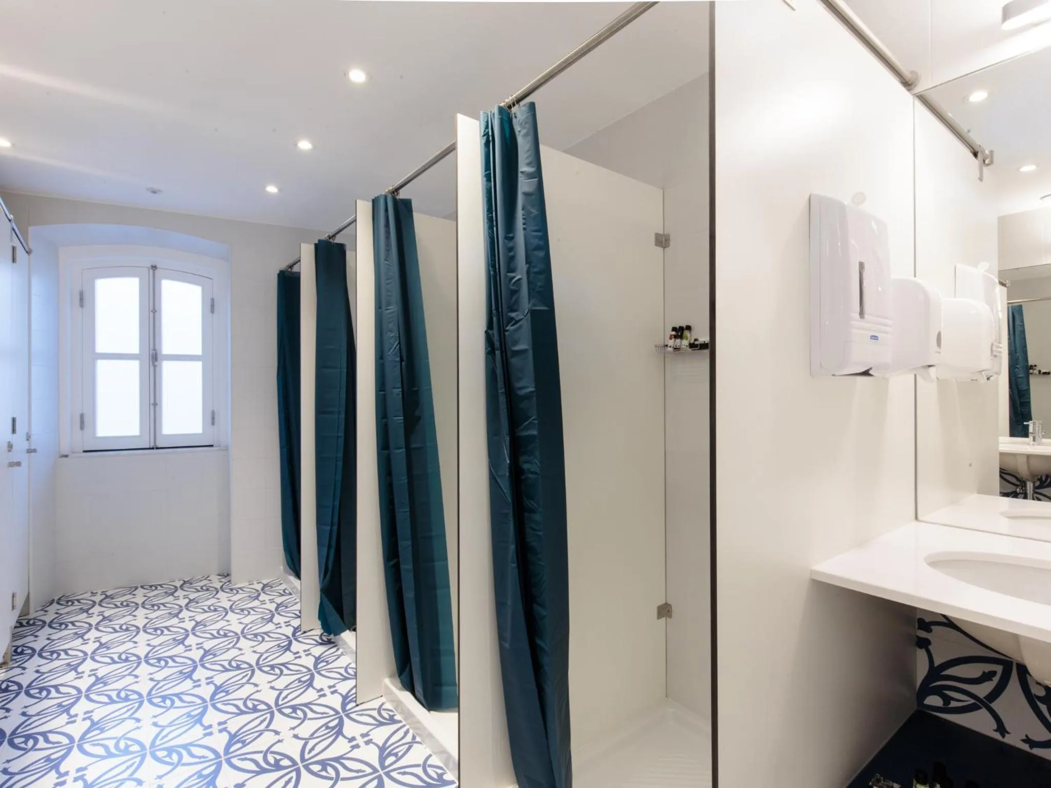 Shower in Heaven Inn Suites & Terrace