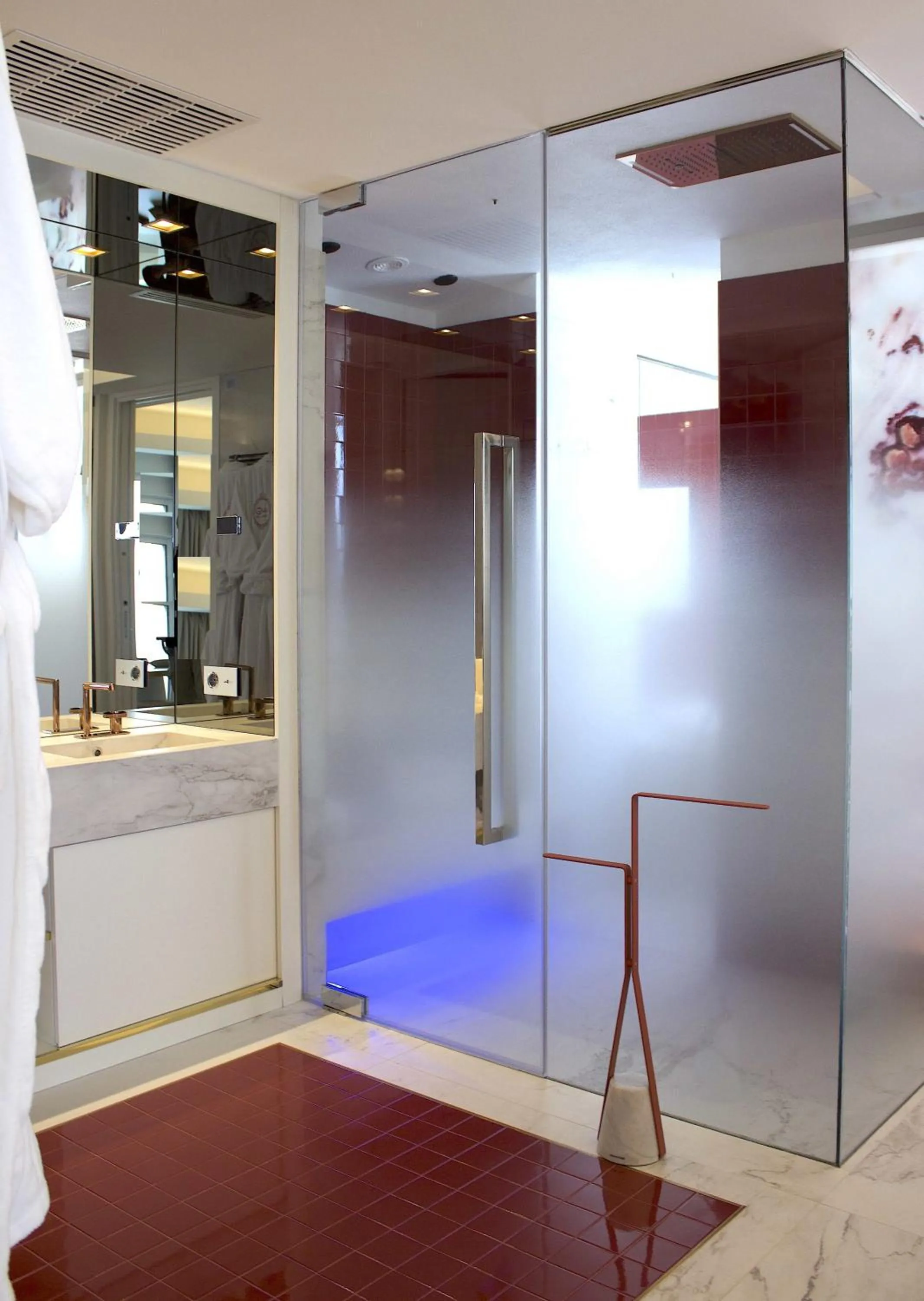 Shower in Ghibli Hotel