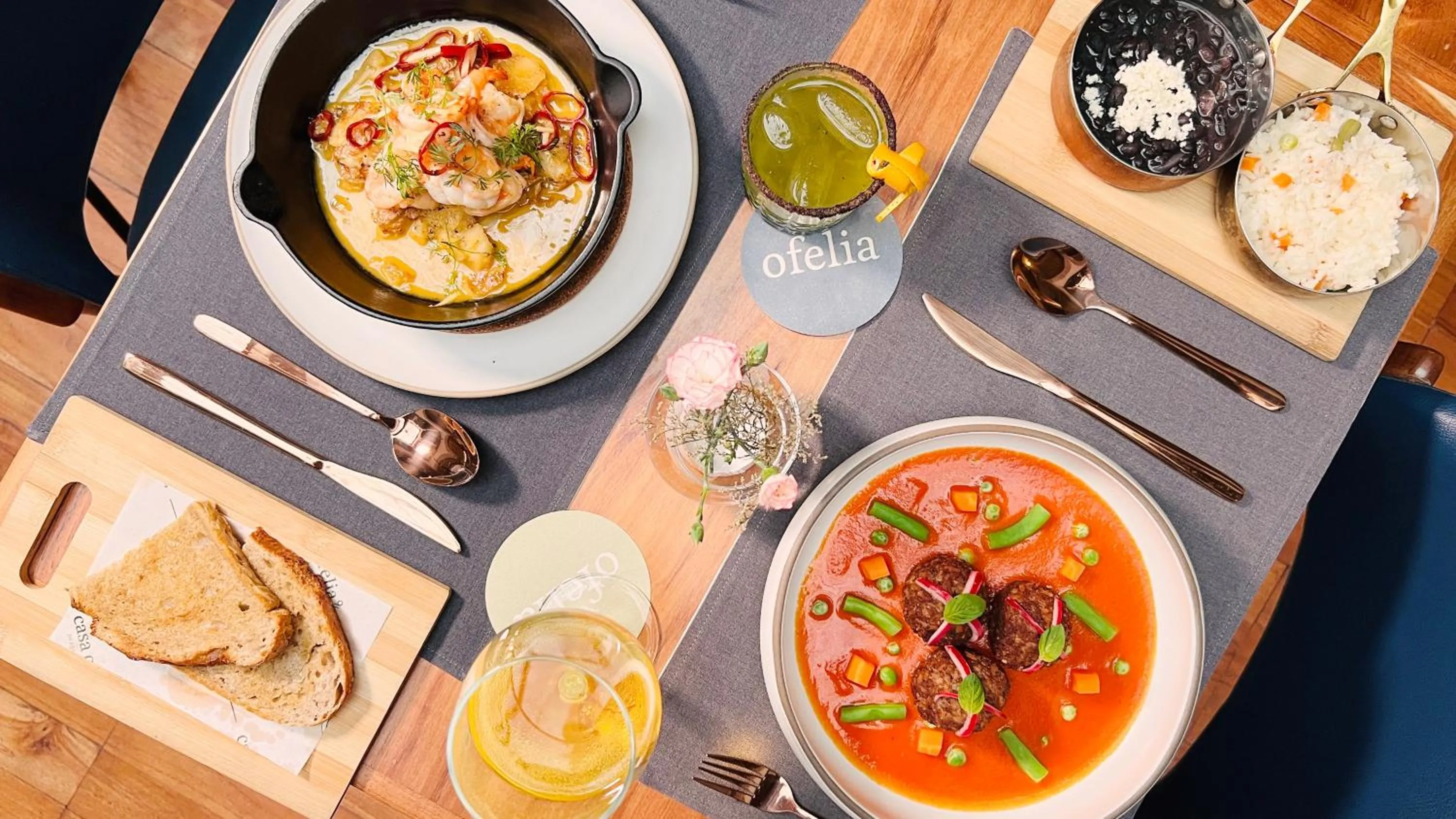 Restaurant/places to eat in Hotel Herencia By Hosting House