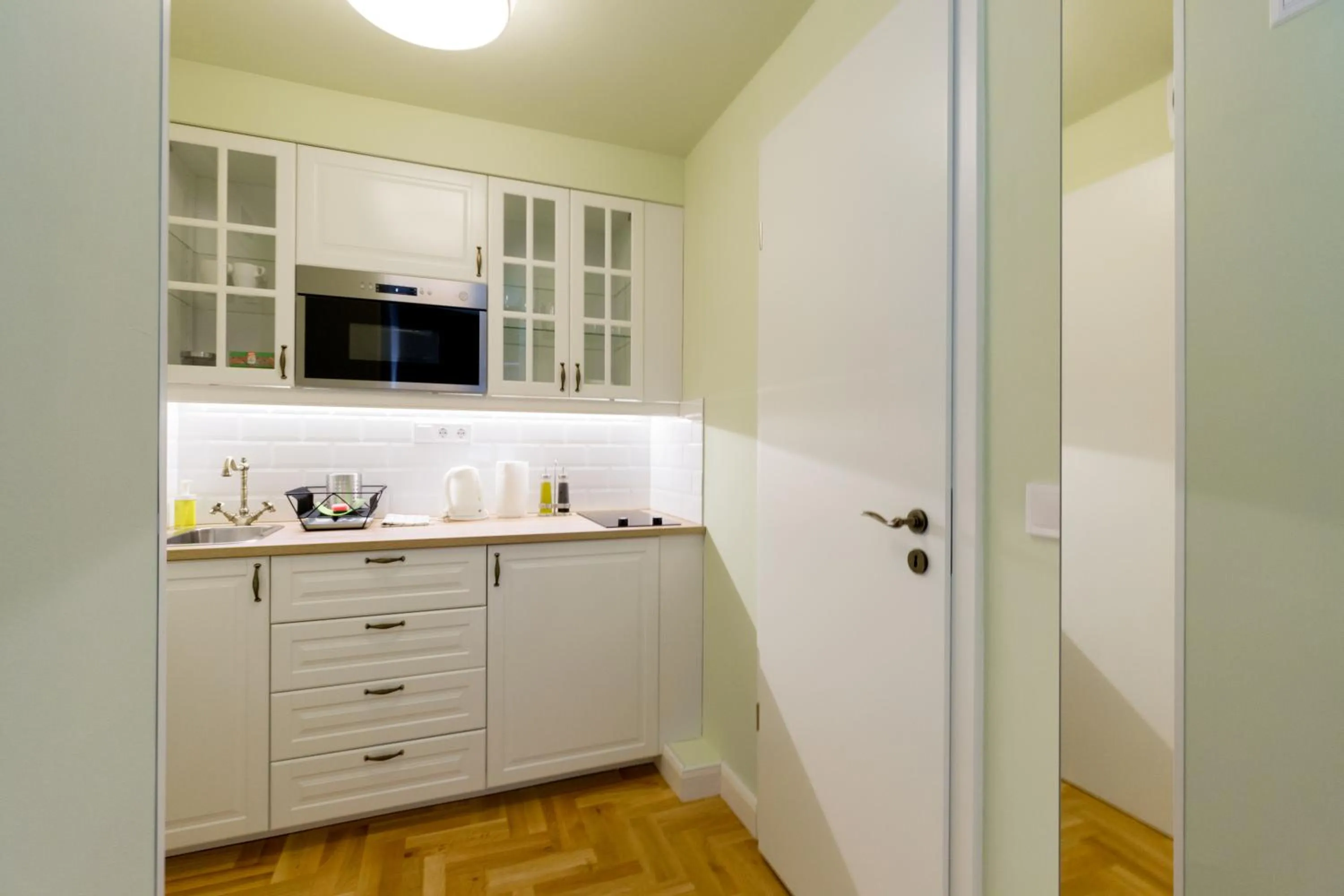 Kitchen or kitchenette in Roland Apartments