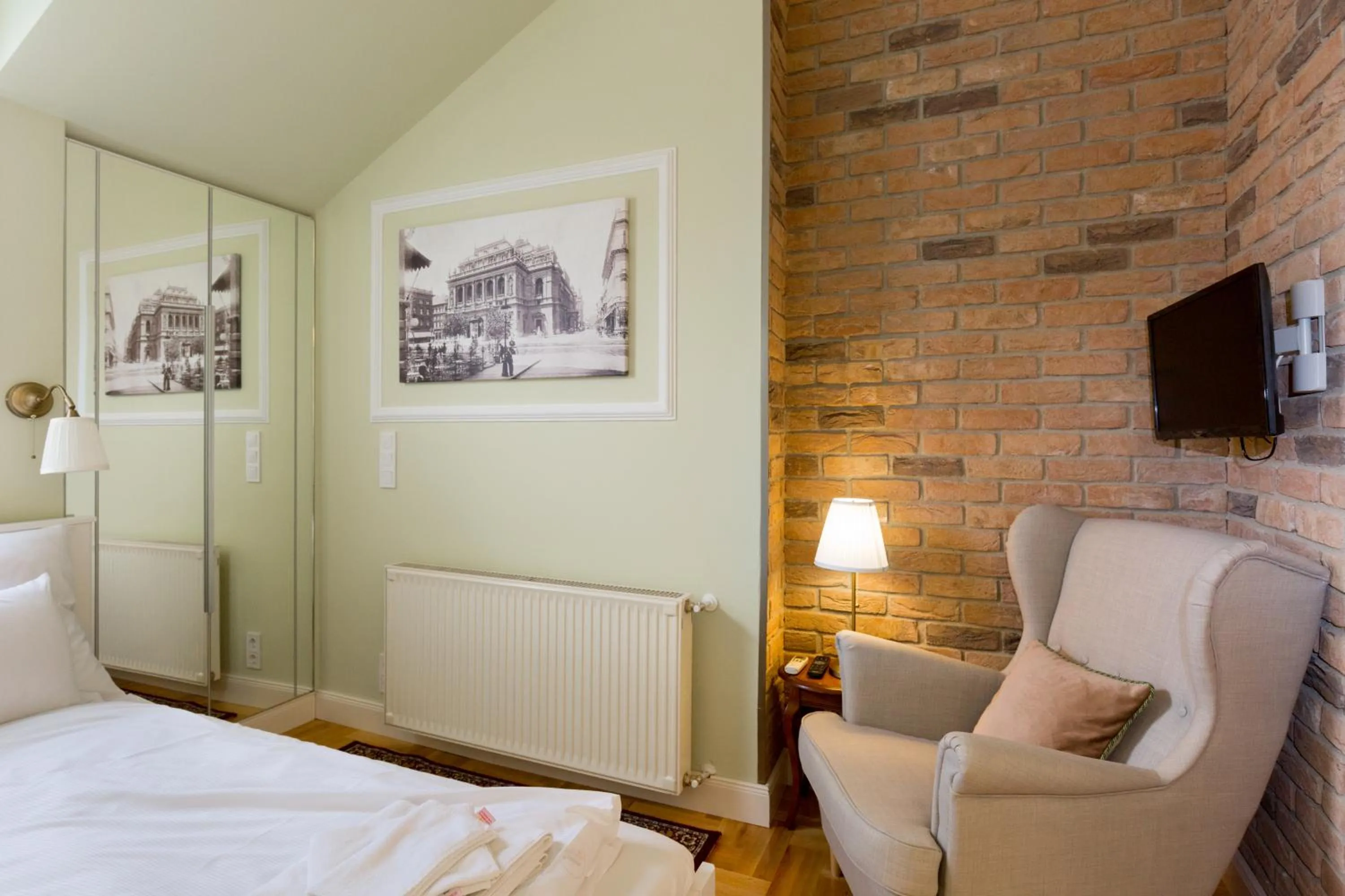 Photo of the whole room in Roland Apartments