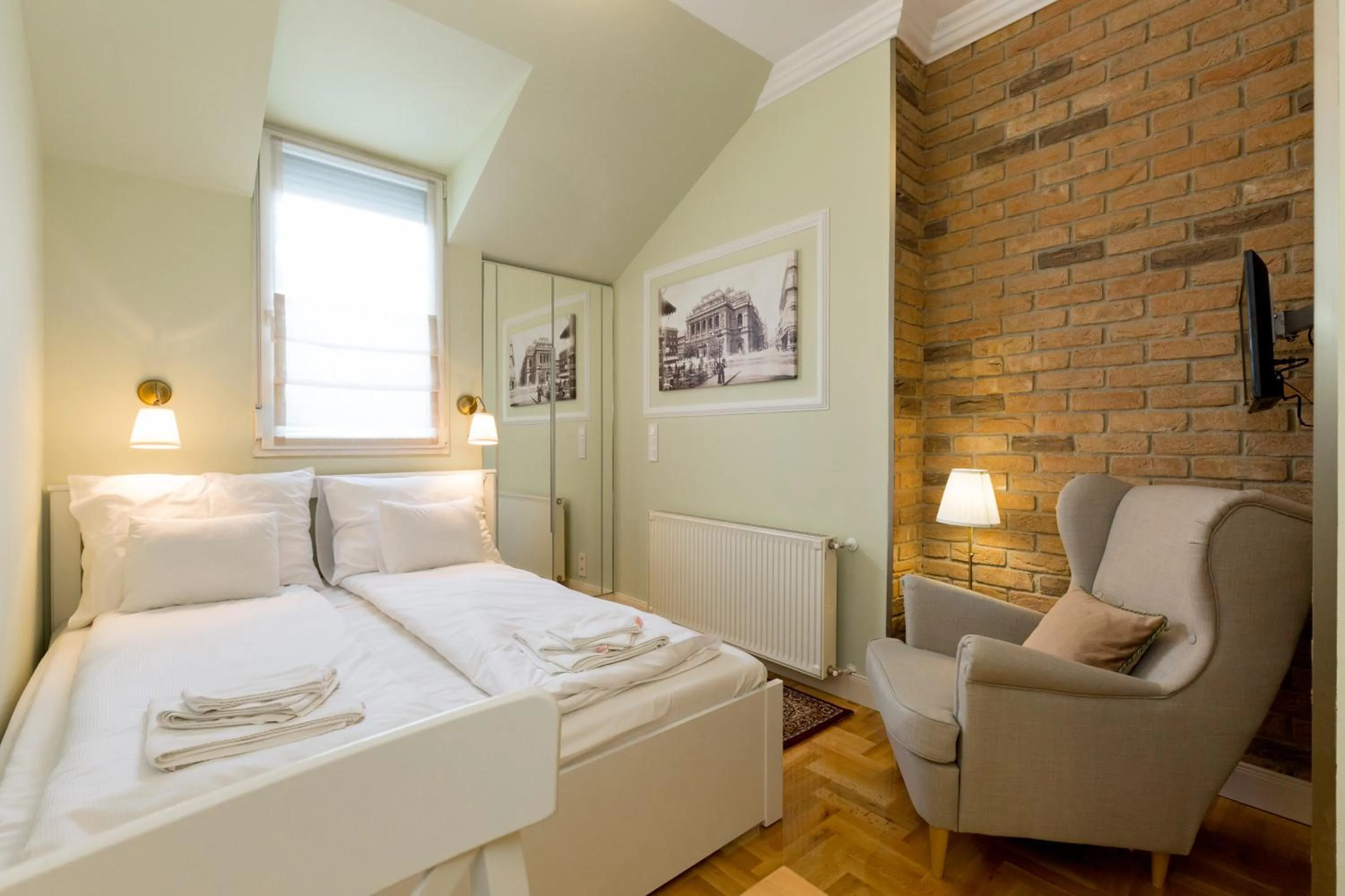 Photo of the whole room in Roland Apartments