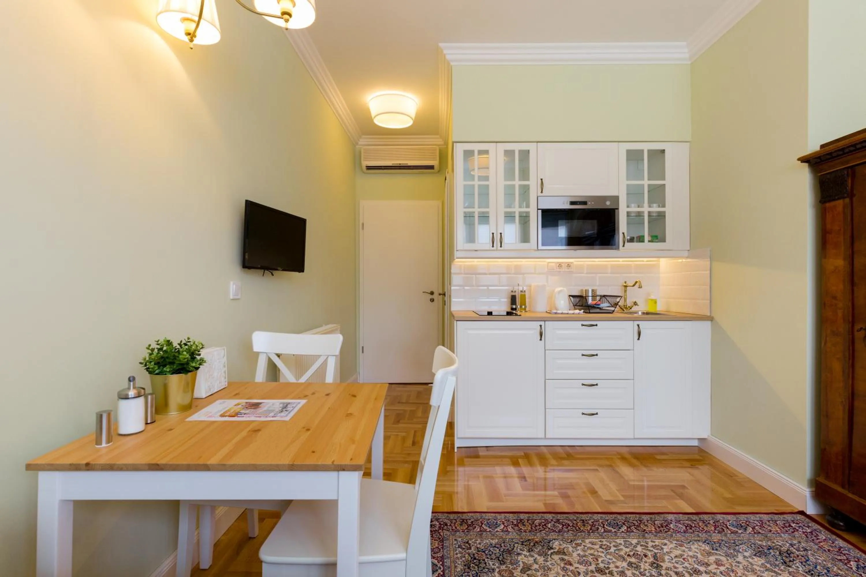 Kitchen or kitchenette in Roland Apartments