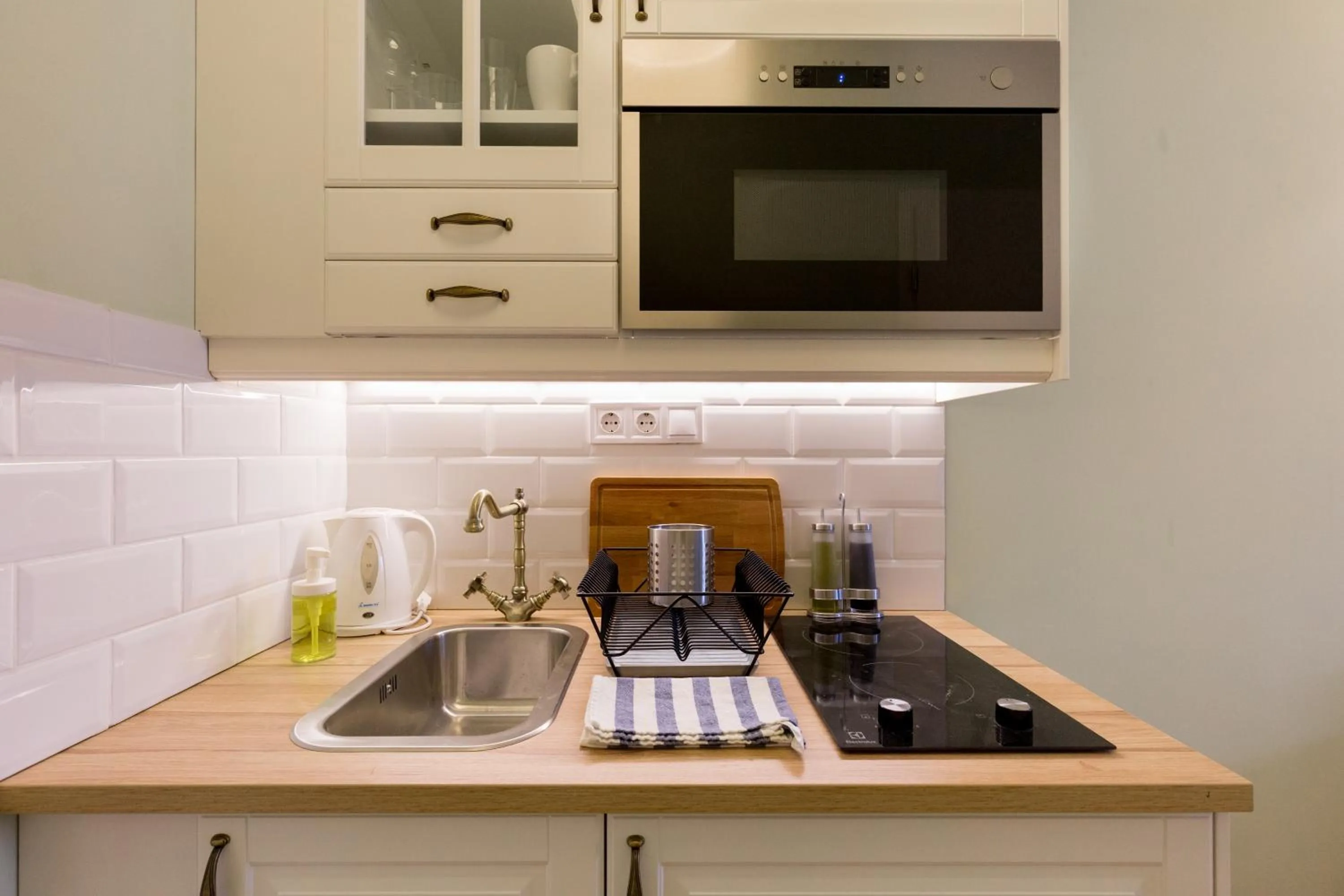 Kitchen or kitchenette in Roland Apartments