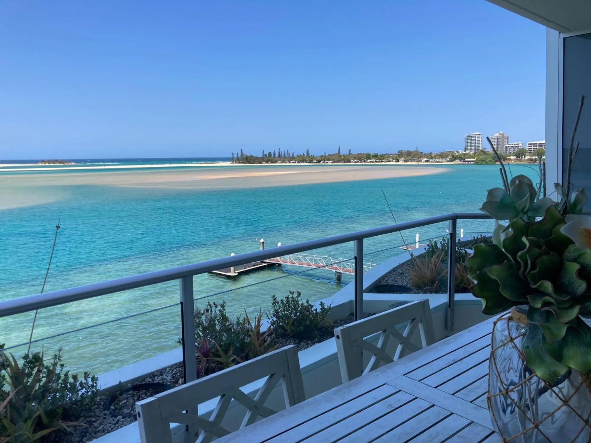 Natural landscape in Waves Maroochy River