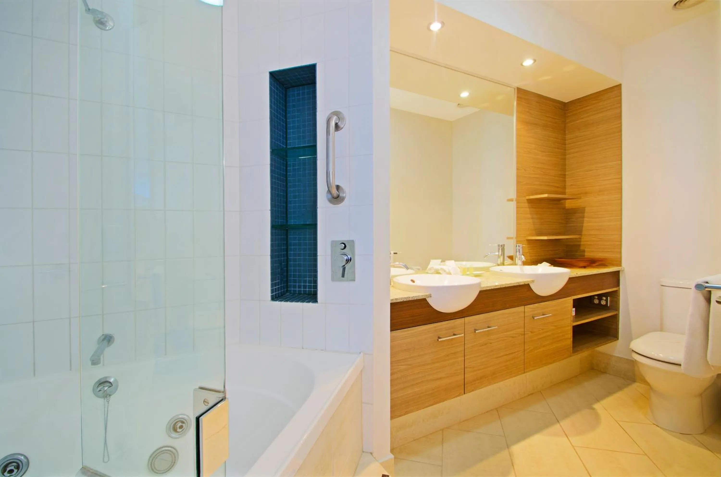 Bathroom in Waves Maroochy River