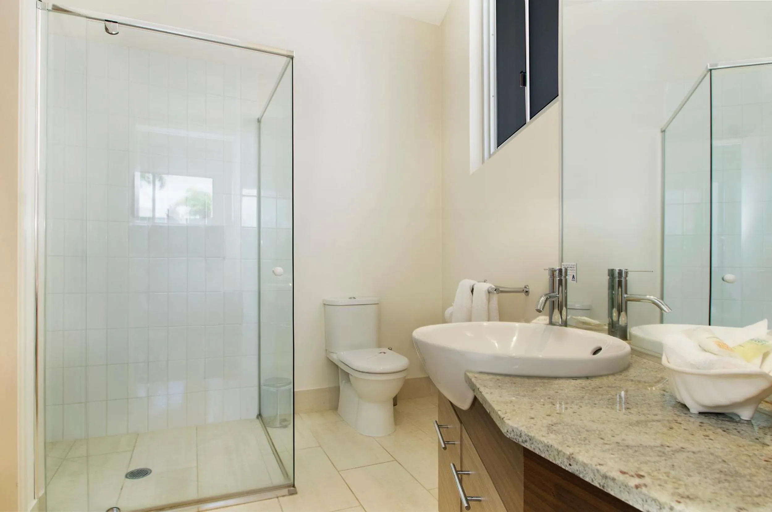 Bathroom in Waves Maroochy River