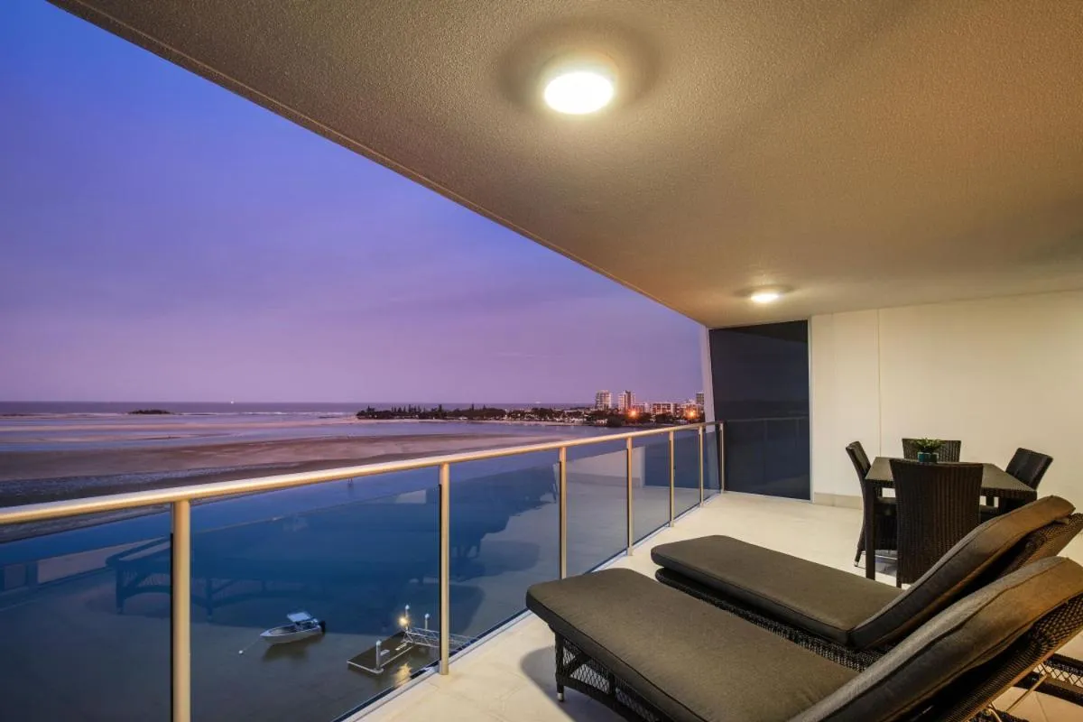 Natural landscape in Waves Maroochy River