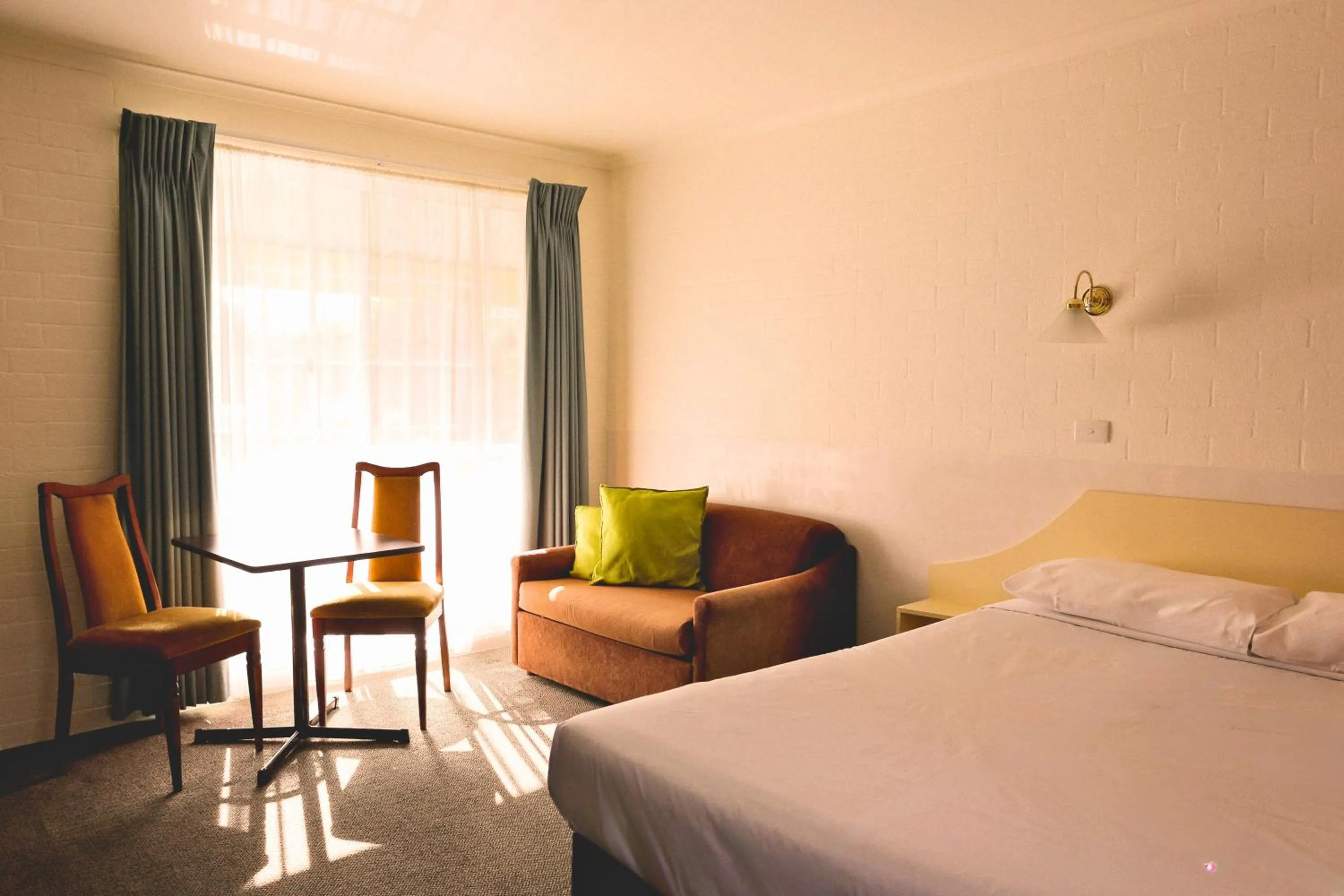 Bed in Hepburn Springs Motor Inn