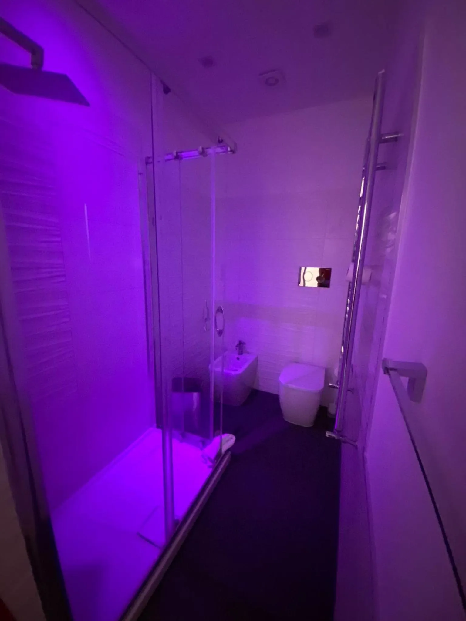 Shower in Amuri Room&Suite