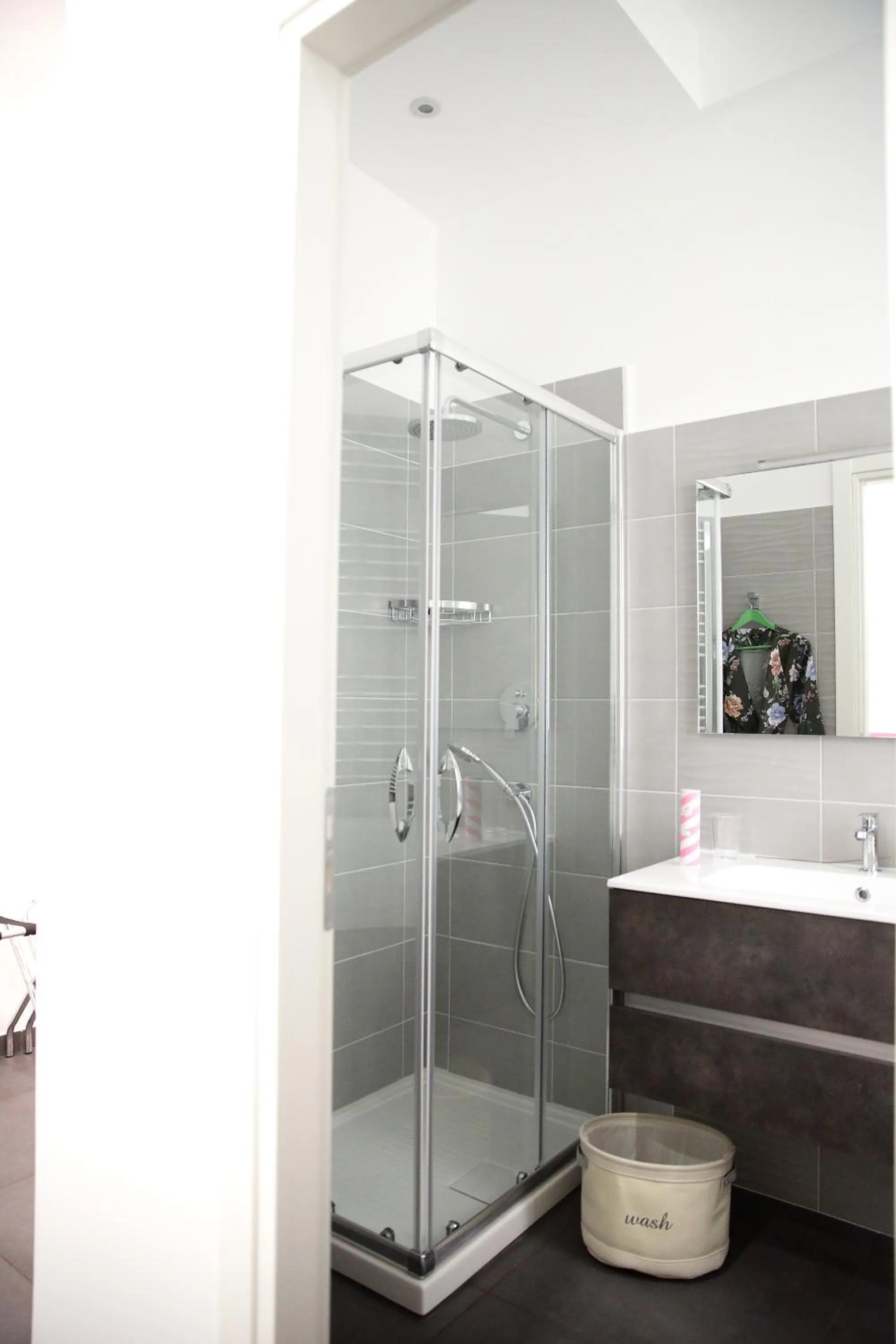 Shower in Amuri Room&Suite