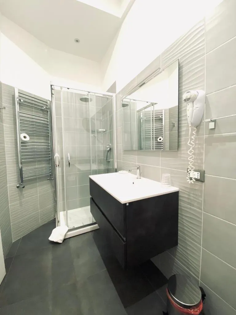 Shower in Amuri Room&Suite