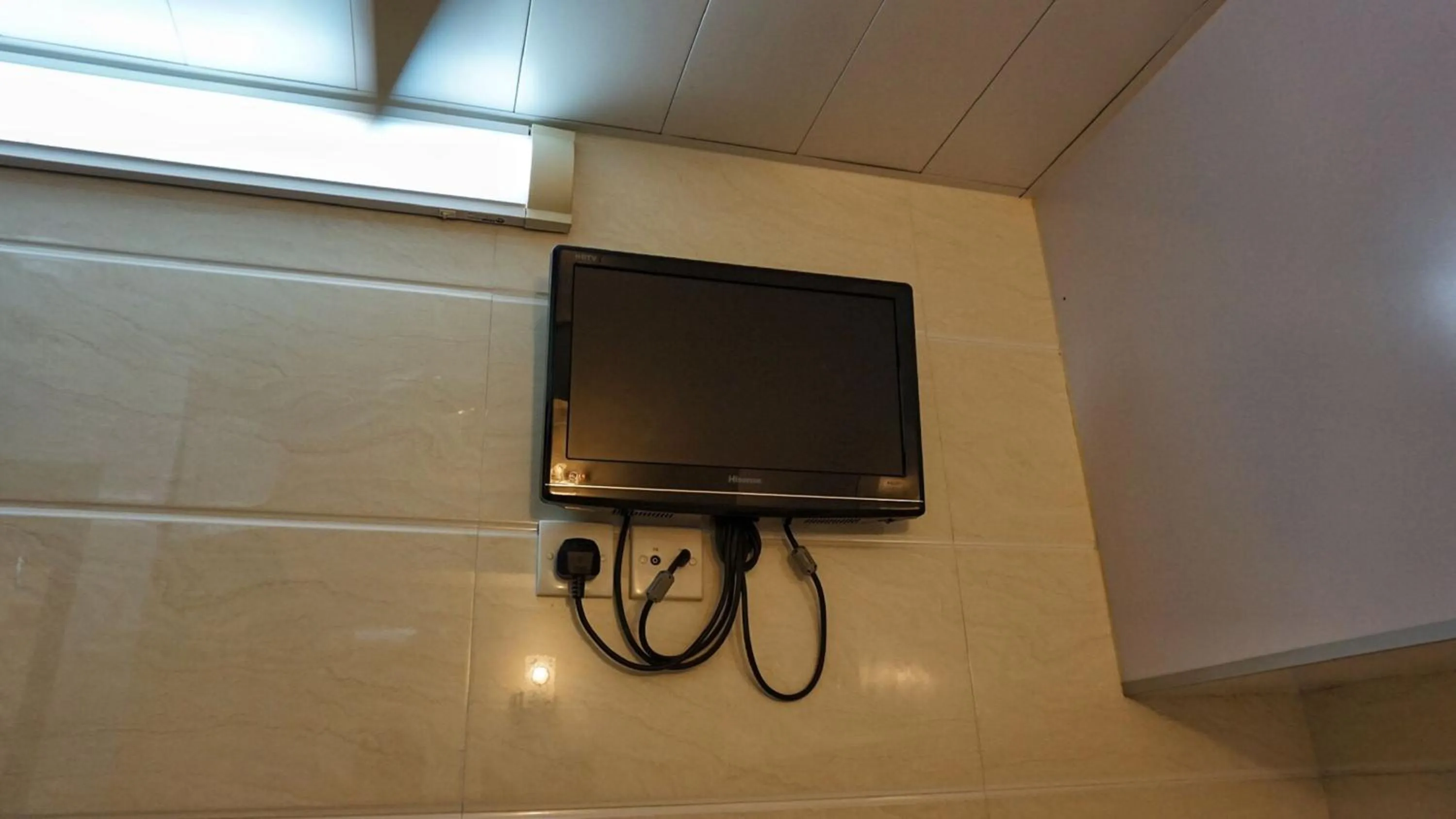 TV and multimedia in Maple Leaf Guest House