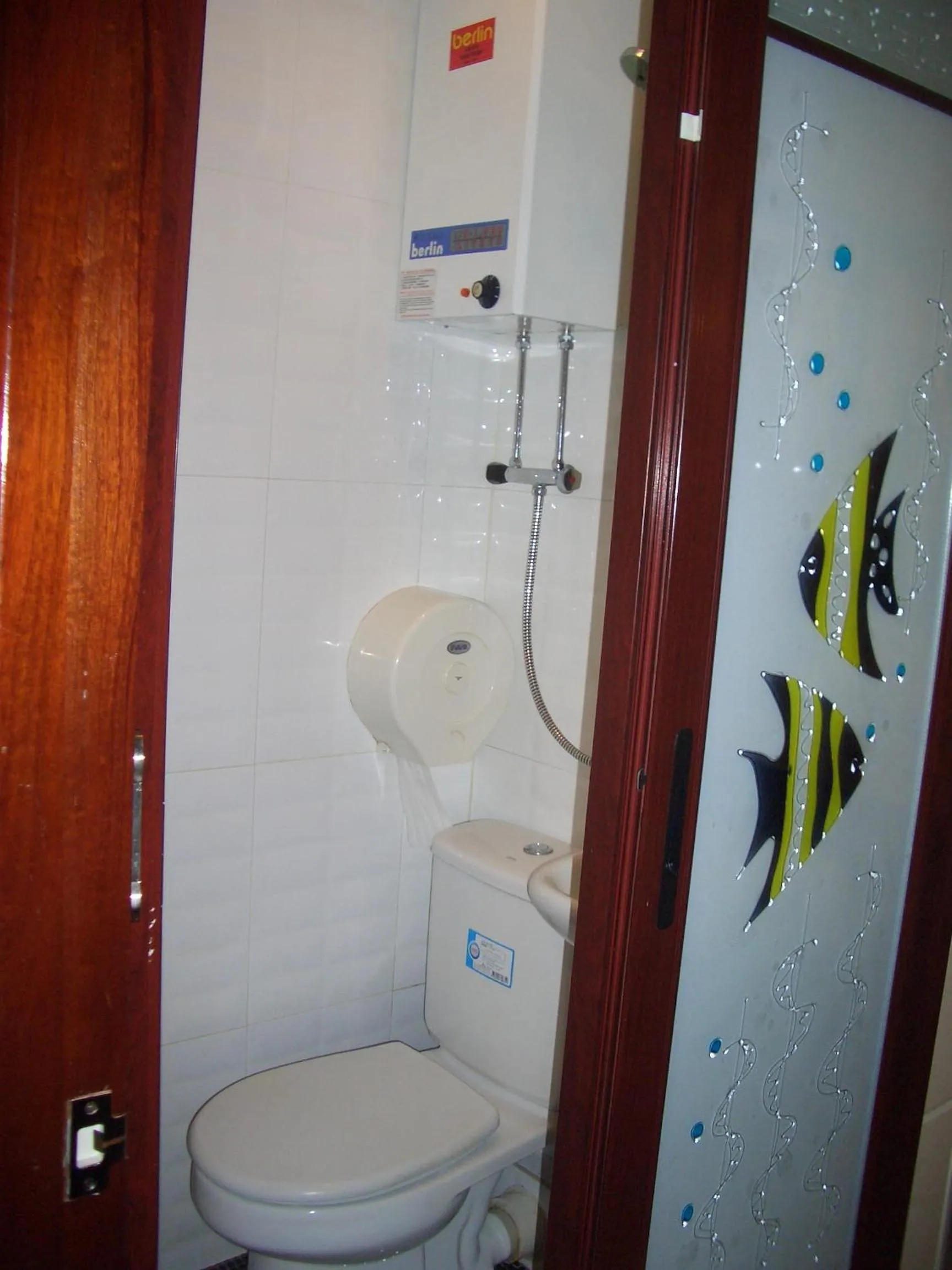 Toilet in Maple Leaf Guest House