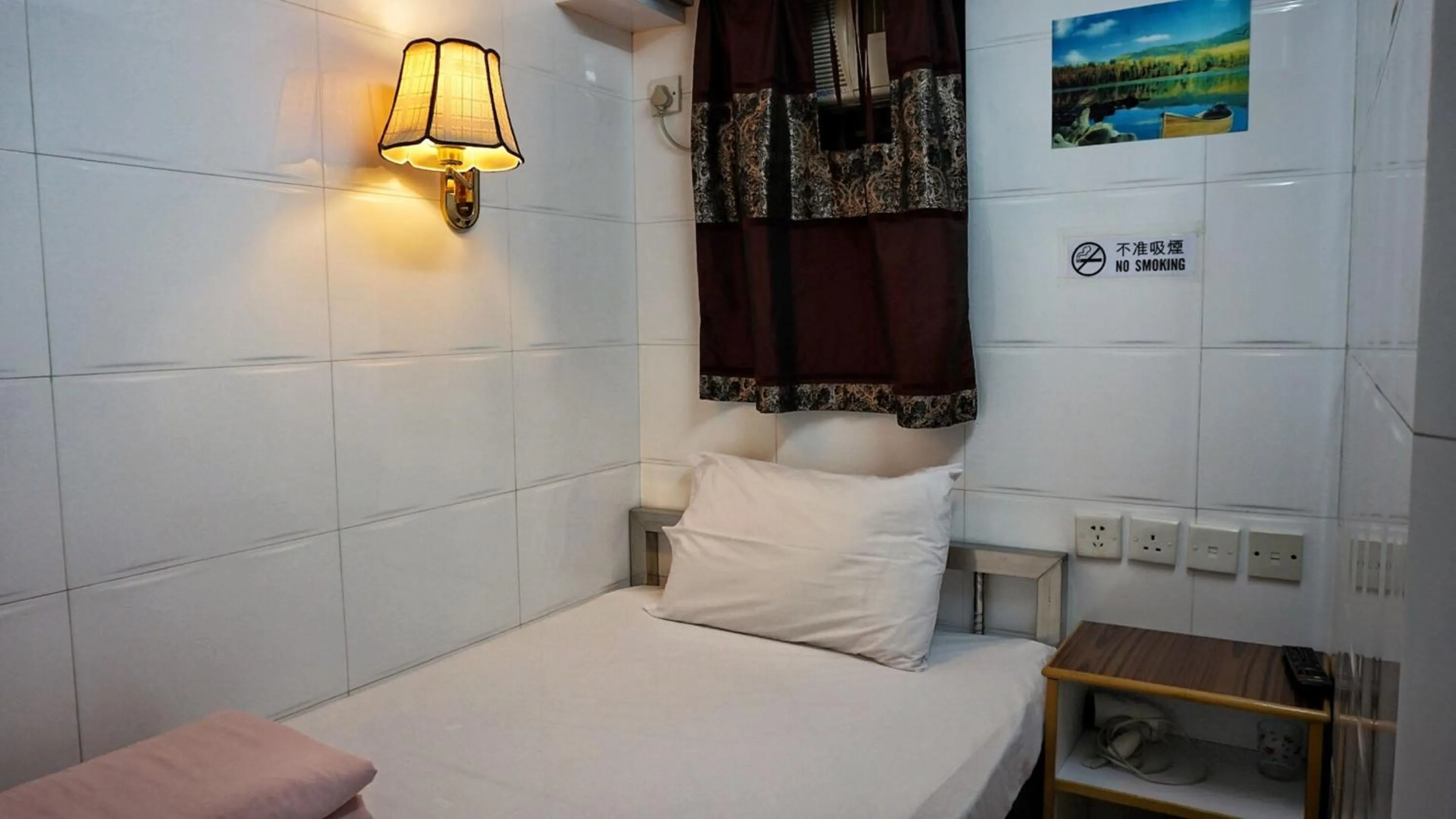 Bed in Maple Leaf Guest House