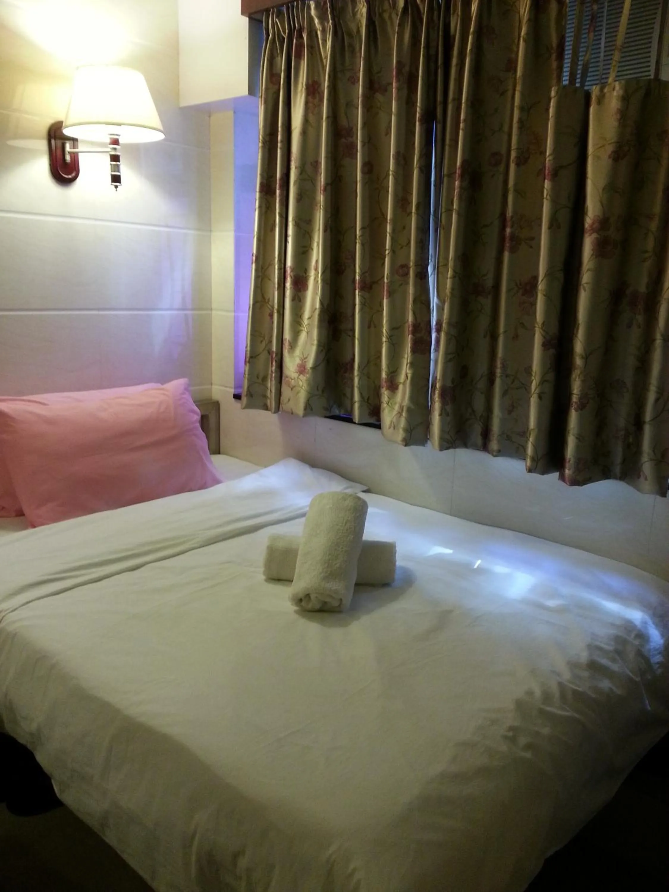 Bedroom, Bed in Maple Leaf Guest House