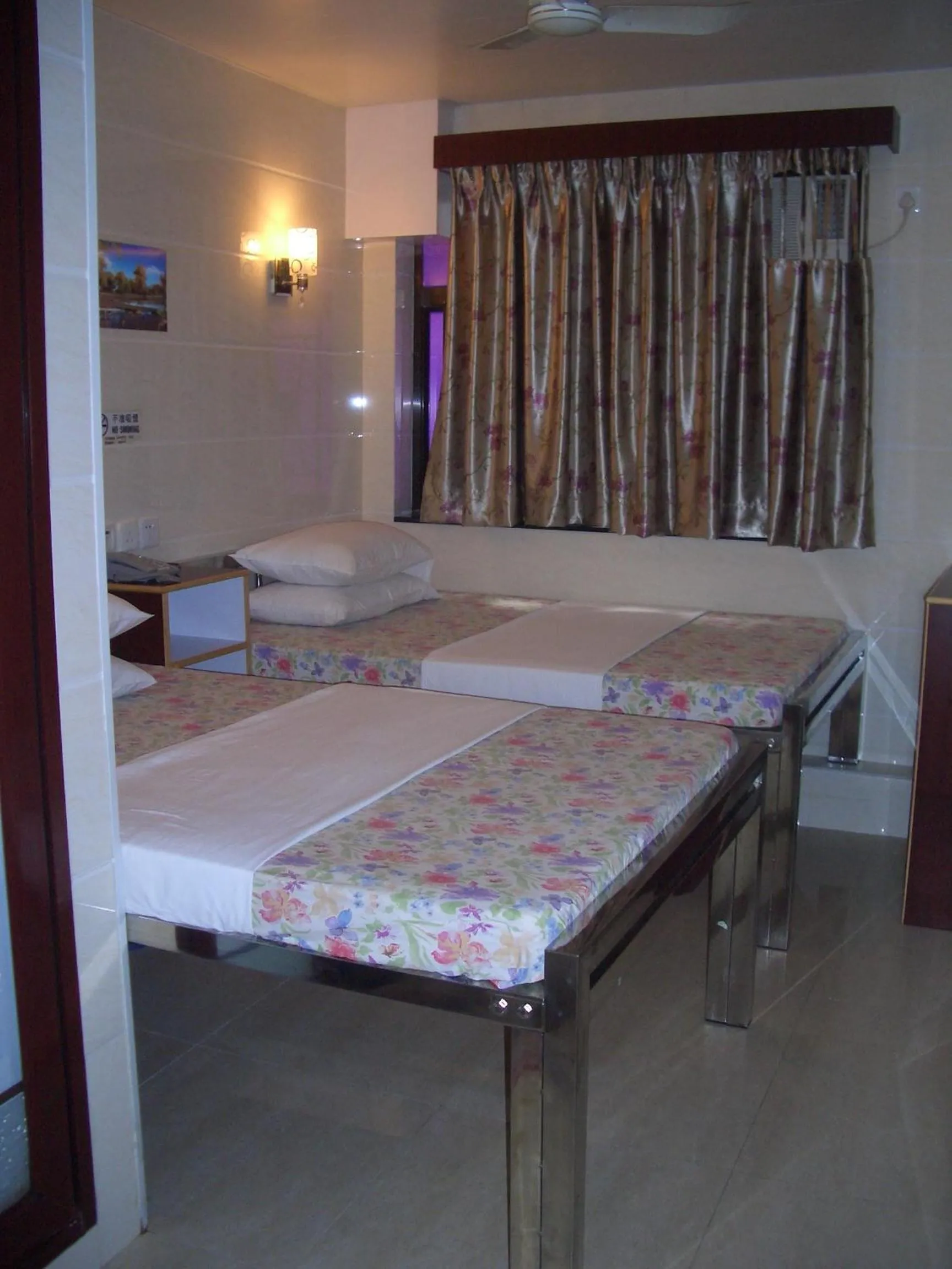 Bed in Maple Leaf Guest House