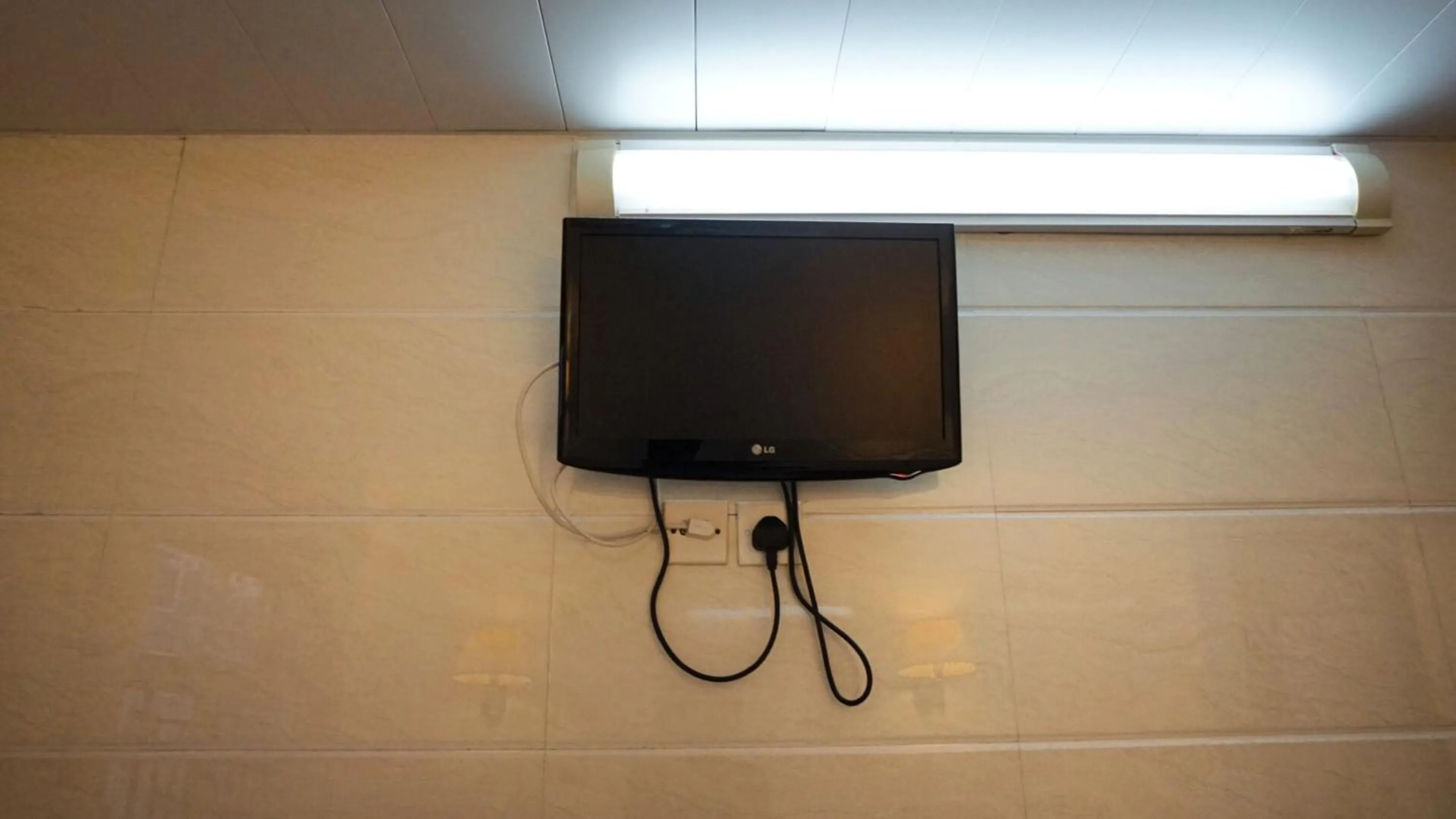 TV and multimedia in Maple Leaf Guest House